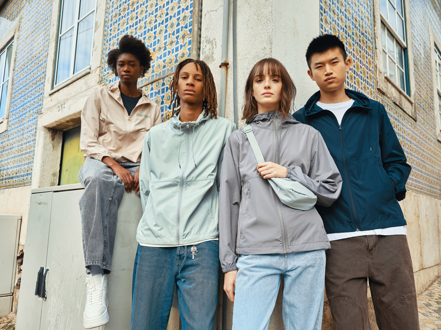 Ветровка Iqoniq Logan из переработанного полиэстера AWARE™, унисекс, 70 г/м²-22