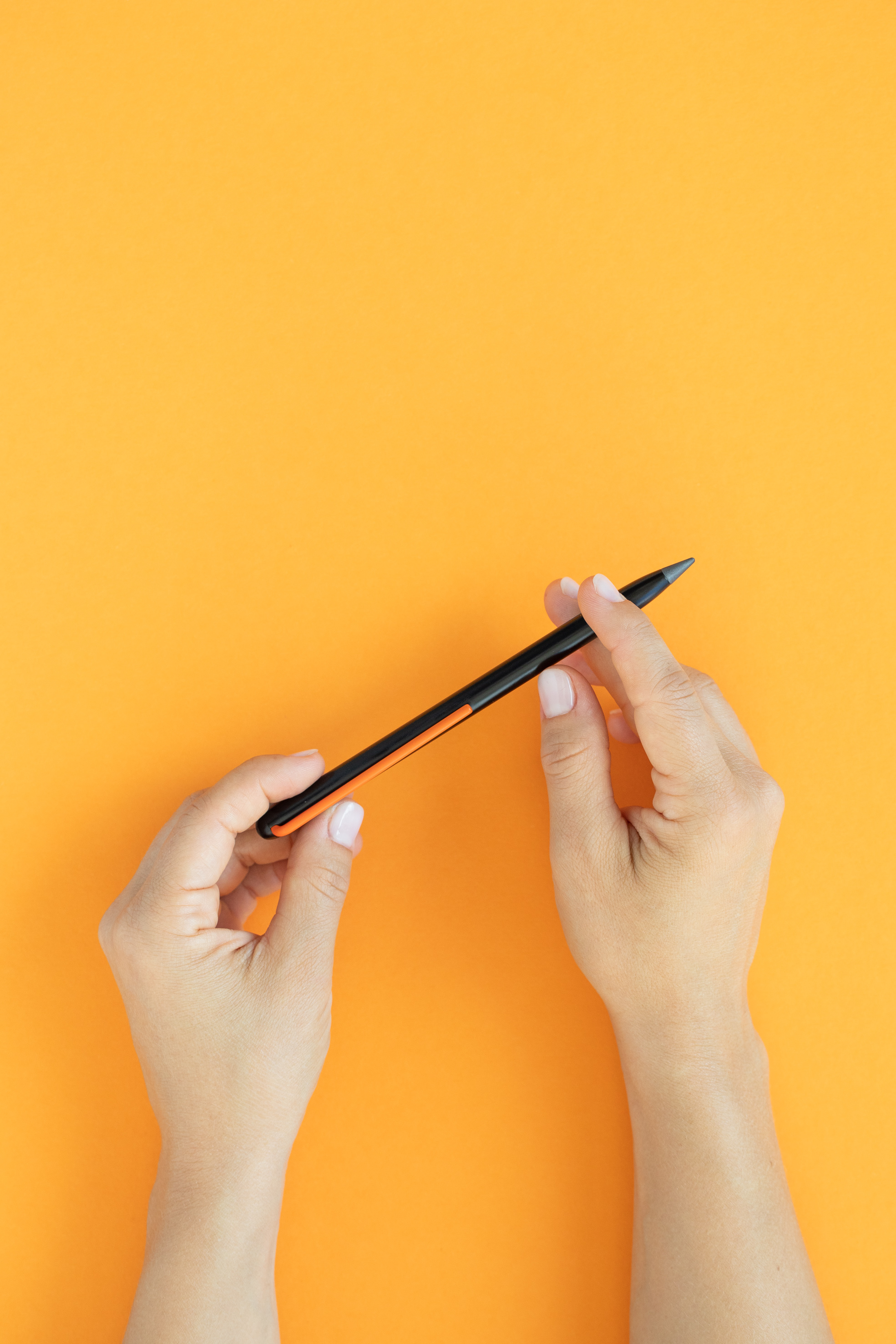 Карандаш Pininfarina GrafeeX с оранжевым клипом в чехле из переработанной кожи-4