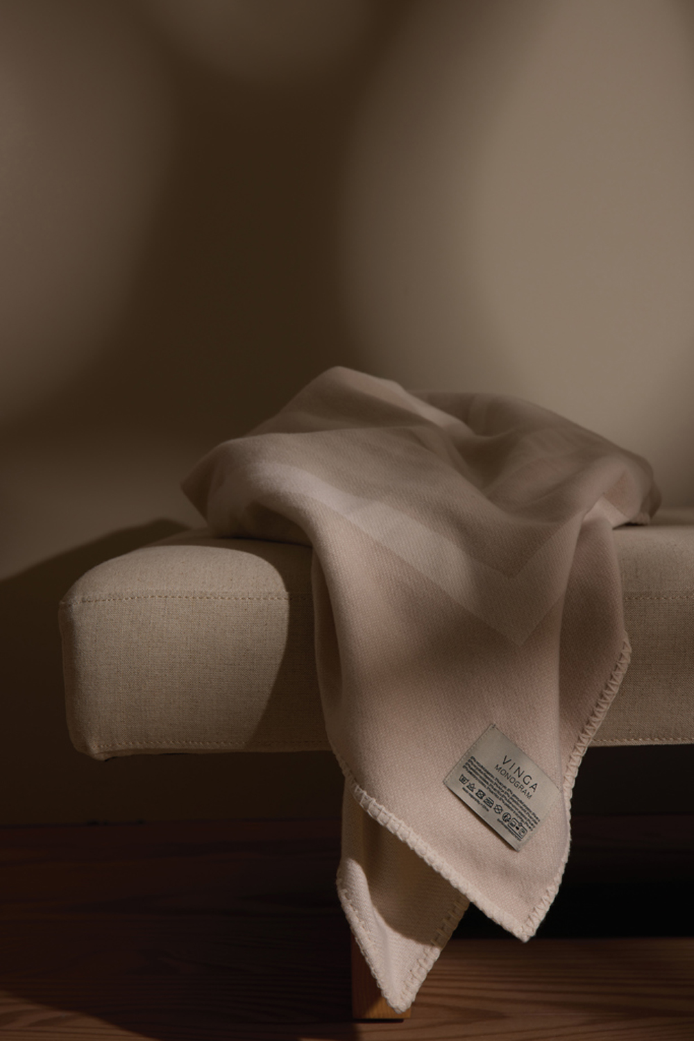 Плед VINGA Monogram из переработанного полиэстера GRS, 170x130 см-5