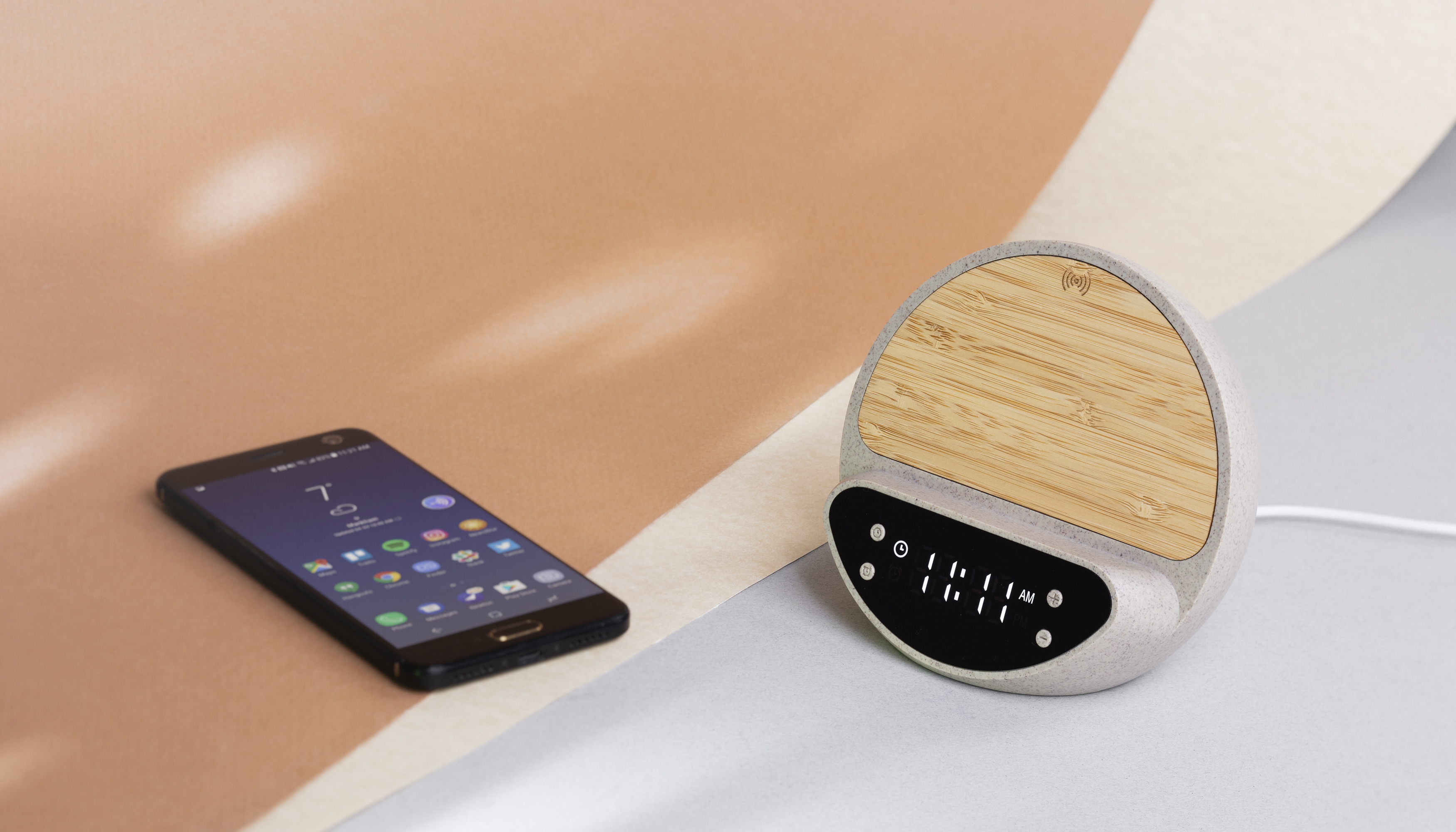 Настольные часы "Smiley" с беспроводным (10W) зарядным устройством и будильником, пшеница/бамбук/пластик-5