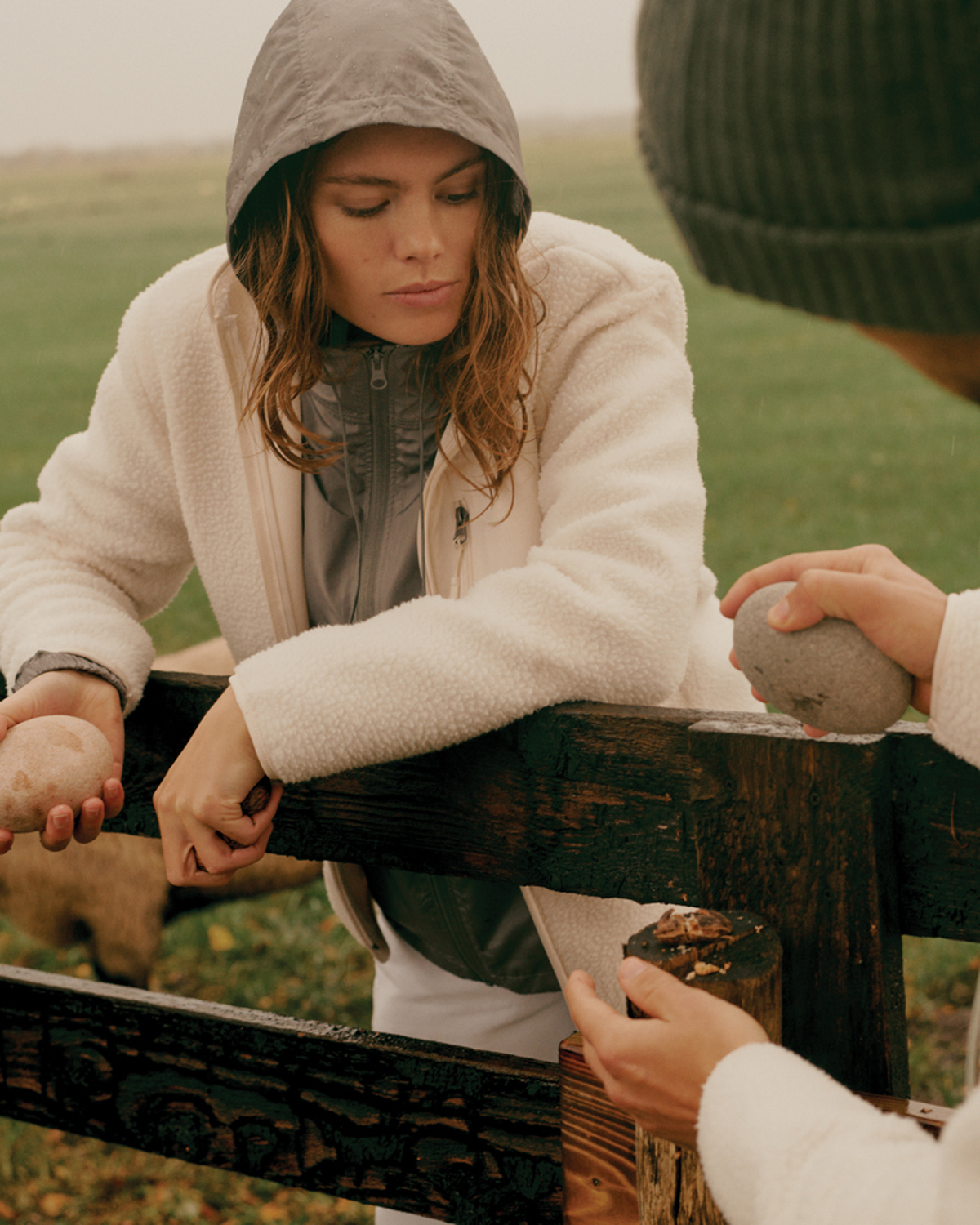 Ветровка Iqoniq Logan из переработанного полиэстера AWARE™, унисекс, 70 г/м²-11