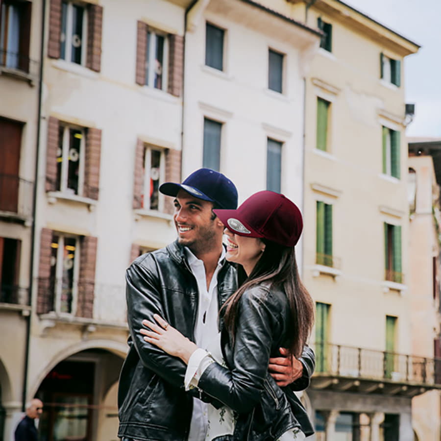 Бейсболка бархатная G.O.A.T. 6 клиньев, пластиковая застежка, бордовый-1