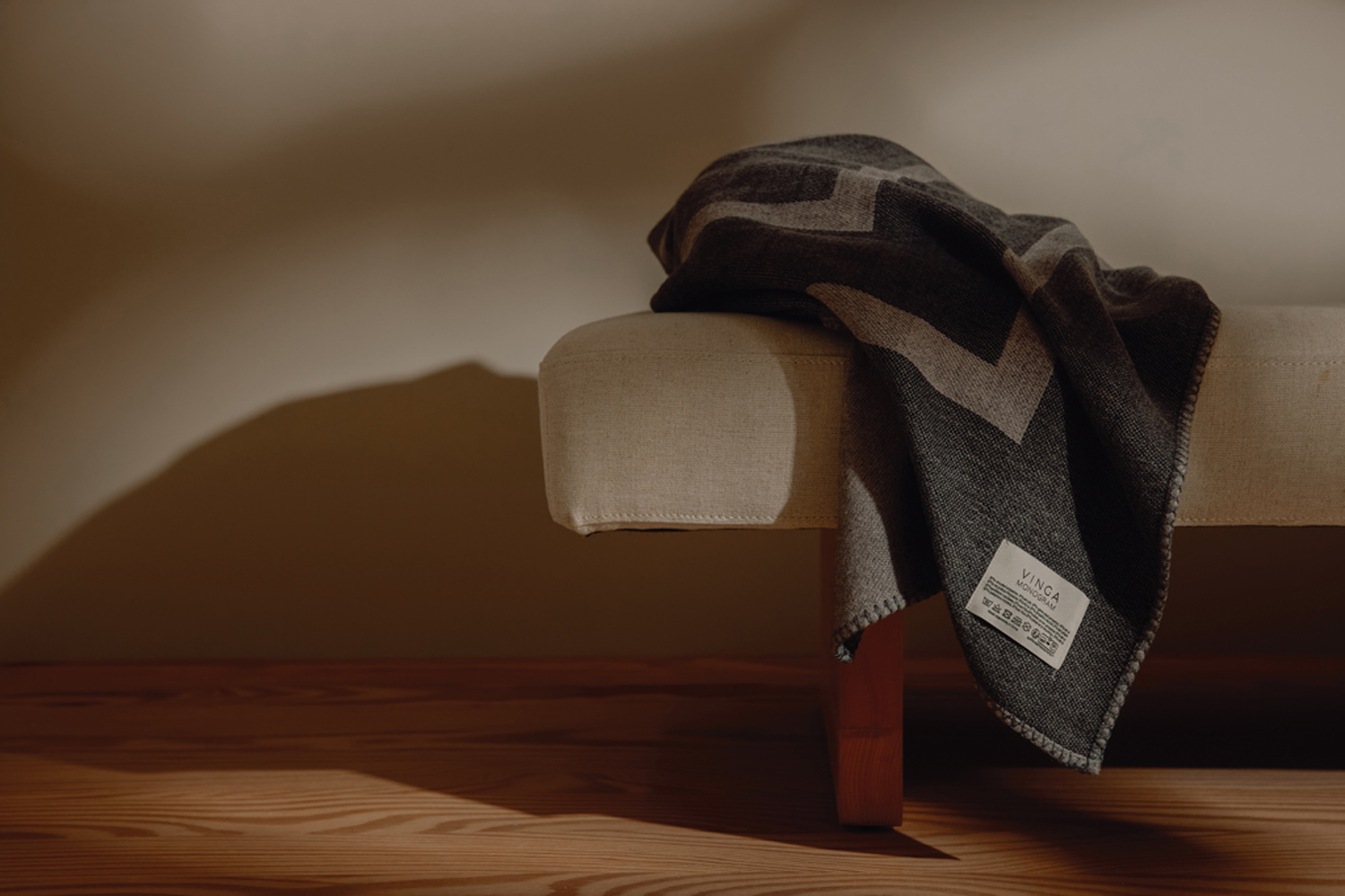 Плед VINGA Monogram из переработанного полиэстера GRS, 170x130 см-6