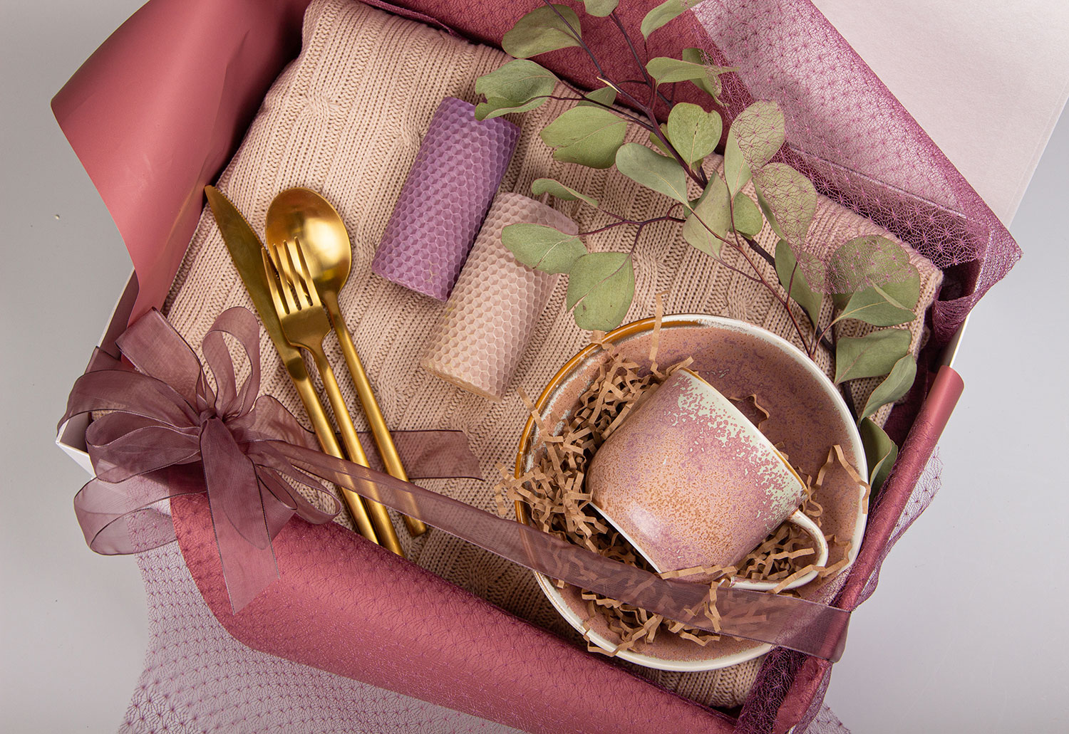 Подарочный набор "Цвет пиона" с керамикой и пледом-0