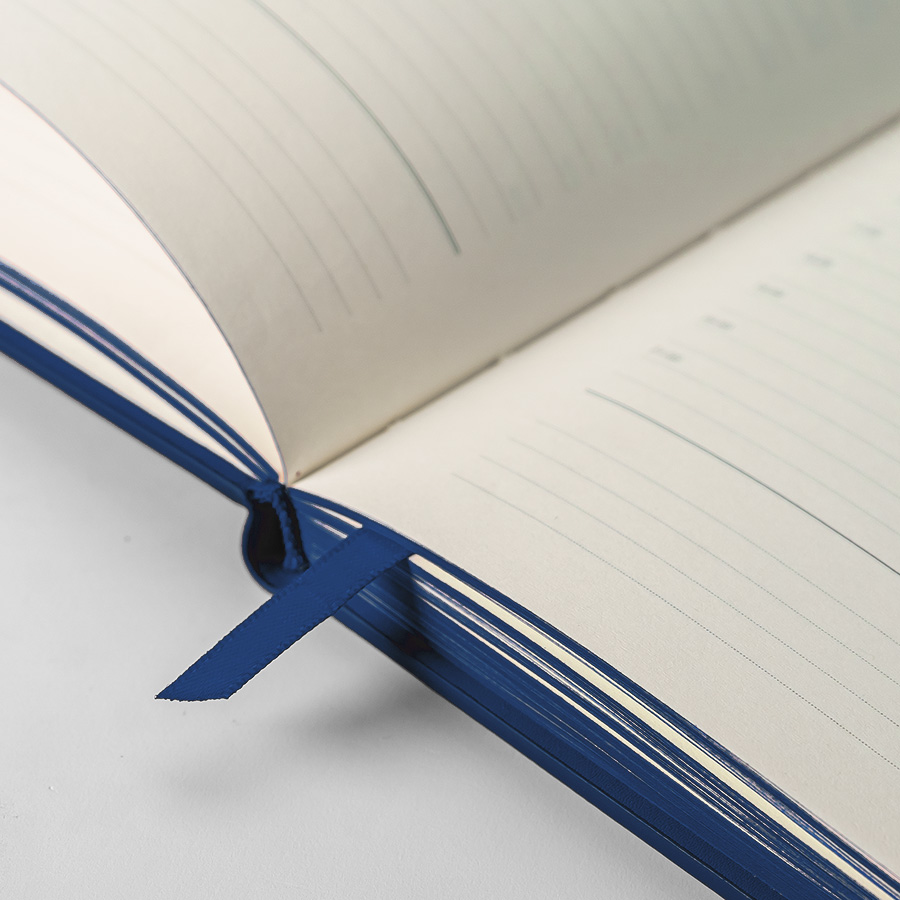 Ежедневник недатированный Solas, формат А5, с магнитом темно-синий, кремовый блок  в линейку, темно-синий-4