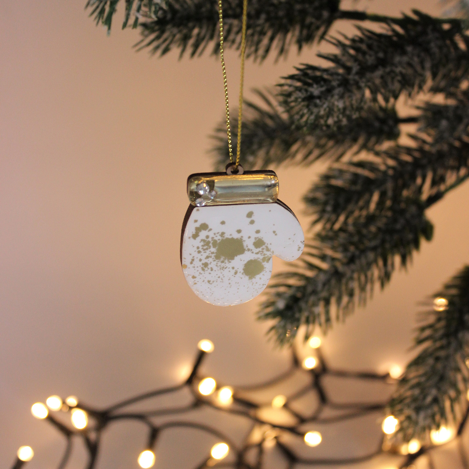 Ёлочная игрушка Варежка (белый с золотым )-3