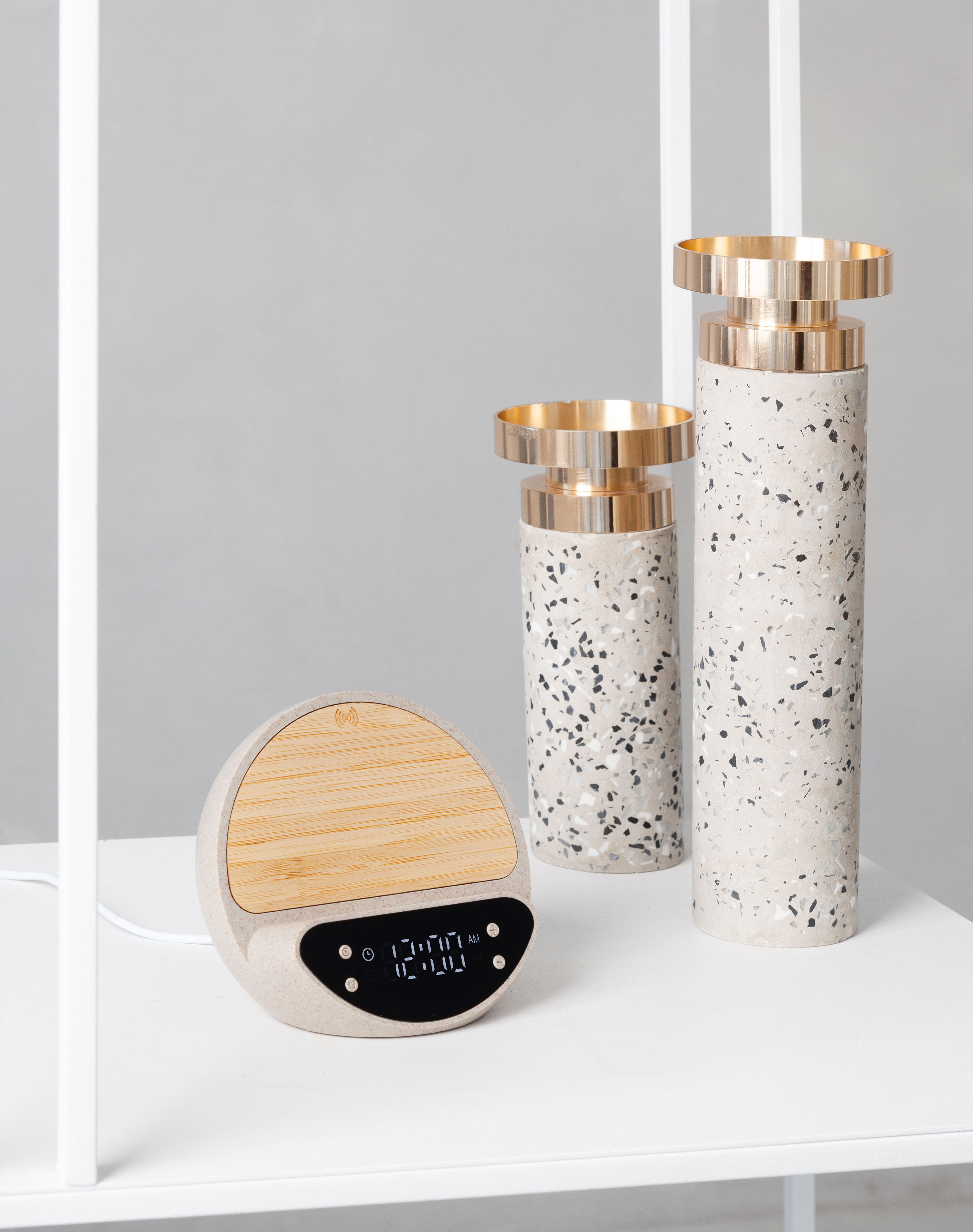 Настольные часы "Smiley" с беспроводным (10W) зарядным устройством и будильником, пшеница/бамбук/пластик-6