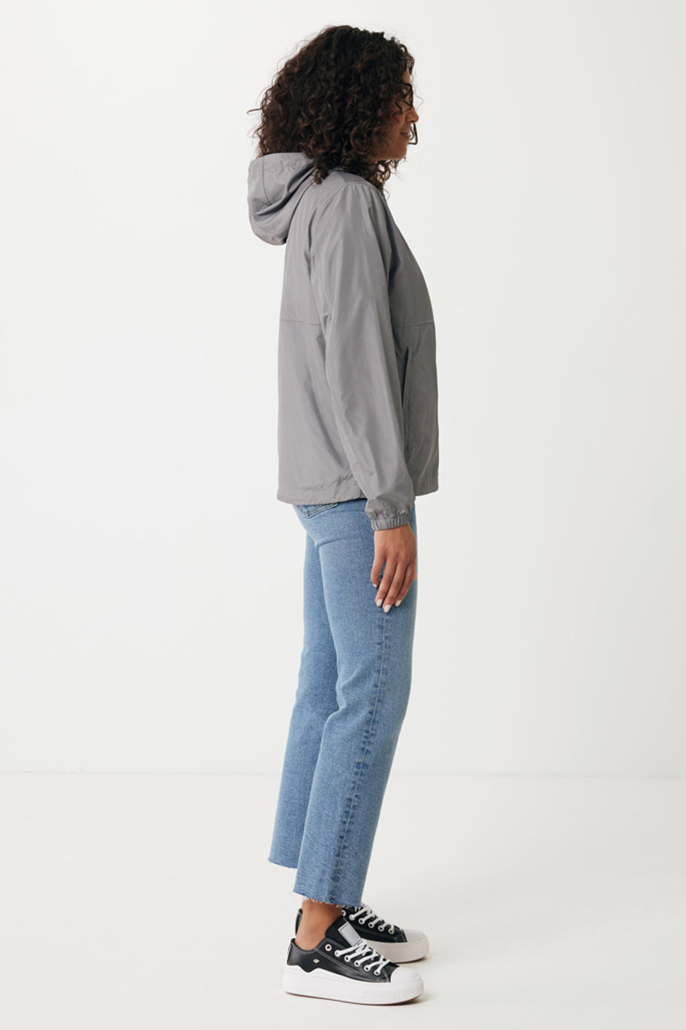 Ветровка Iqoniq Logan из переработанного полиэстера AWARE™, унисекс, 70 г/м²-12