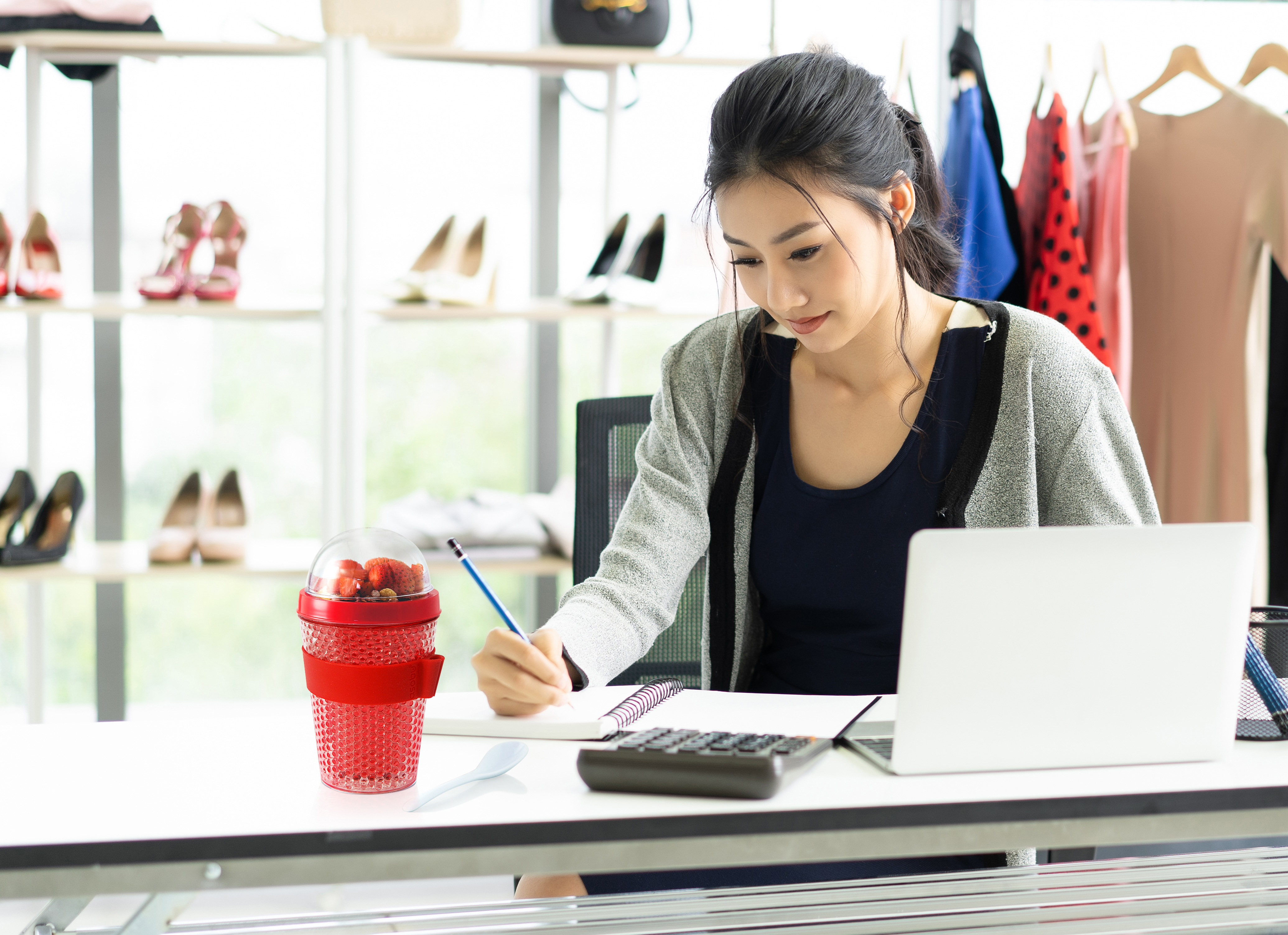 Контейнер для перекусов с гелем-хладагентом и отделением для топпинга, 386 мл, красный-4