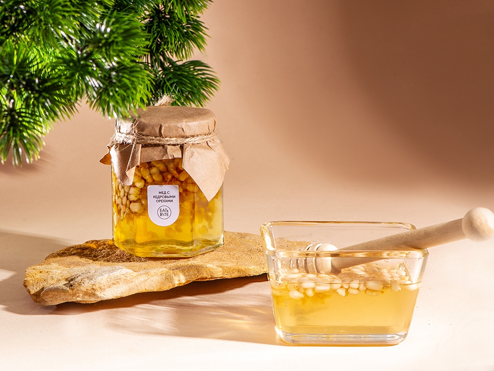 Сувенирный набор Мед с кедровыми орешками 250 гр-4