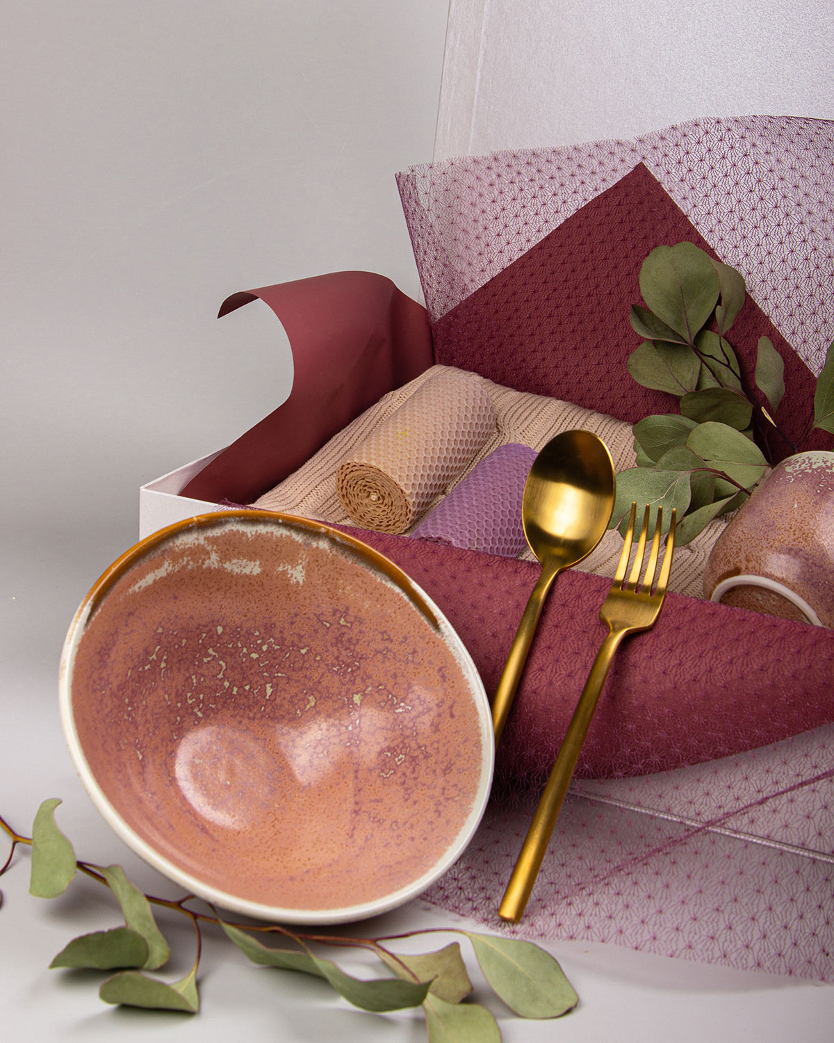 Подарочный набор "Цвет пиона" с керамикой и пледом-4