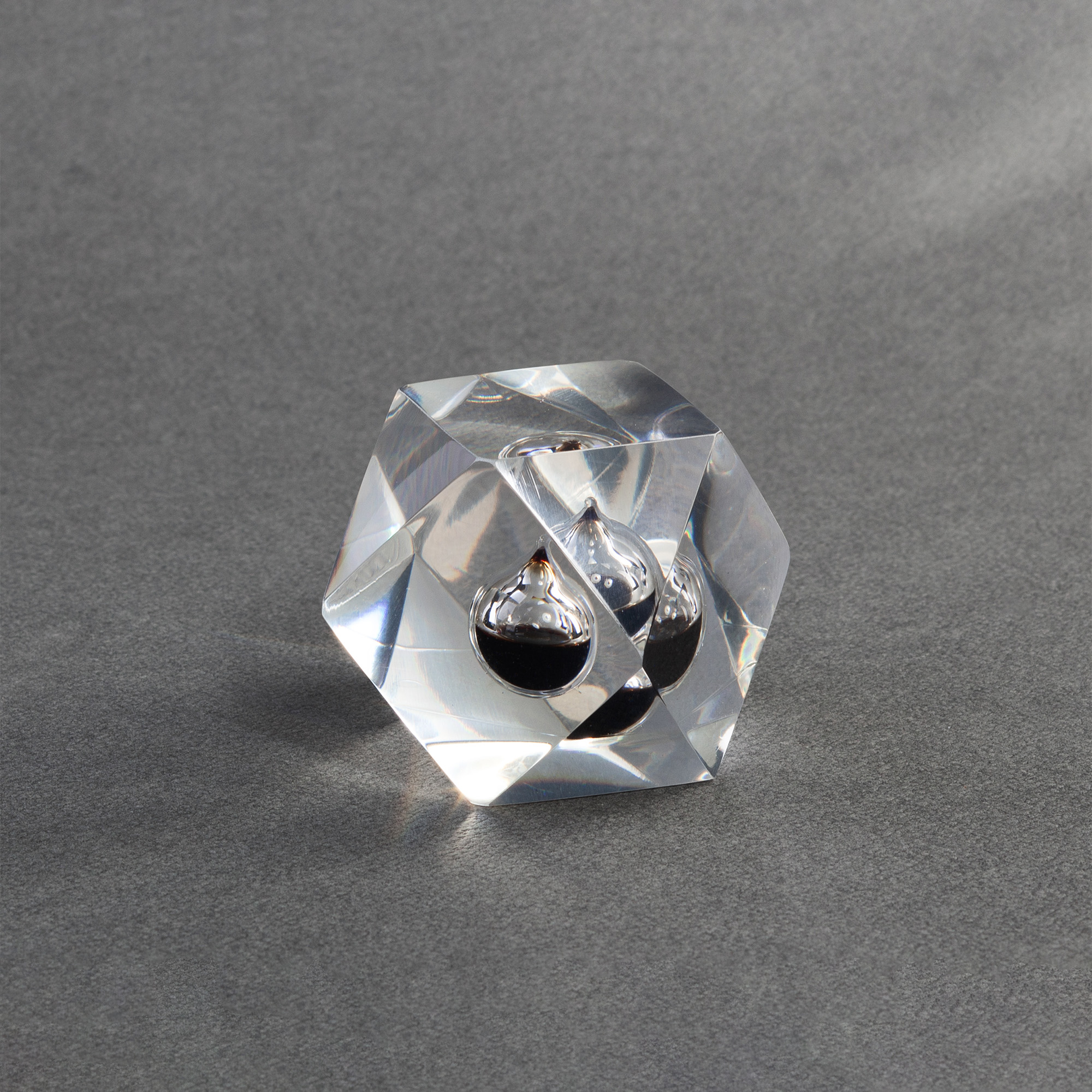 Пресс-папье "Нефтяная капля"-1