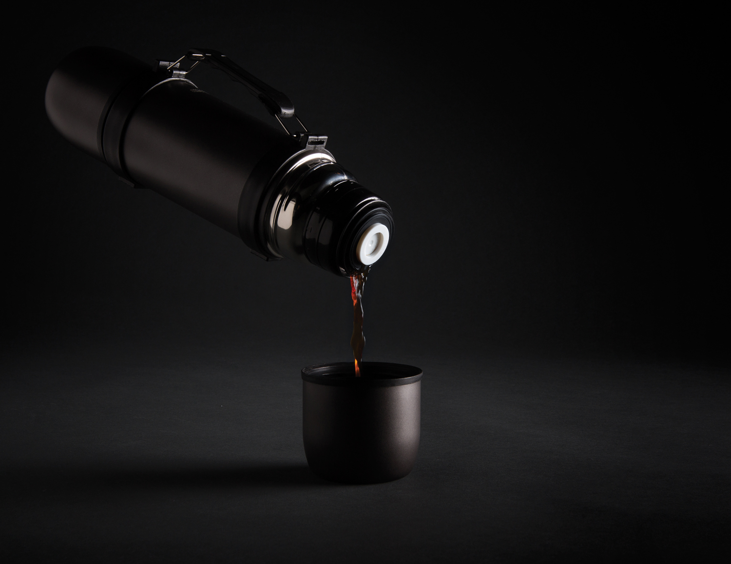 Вакуумный термос Swiss Peak с двумя кружками-3