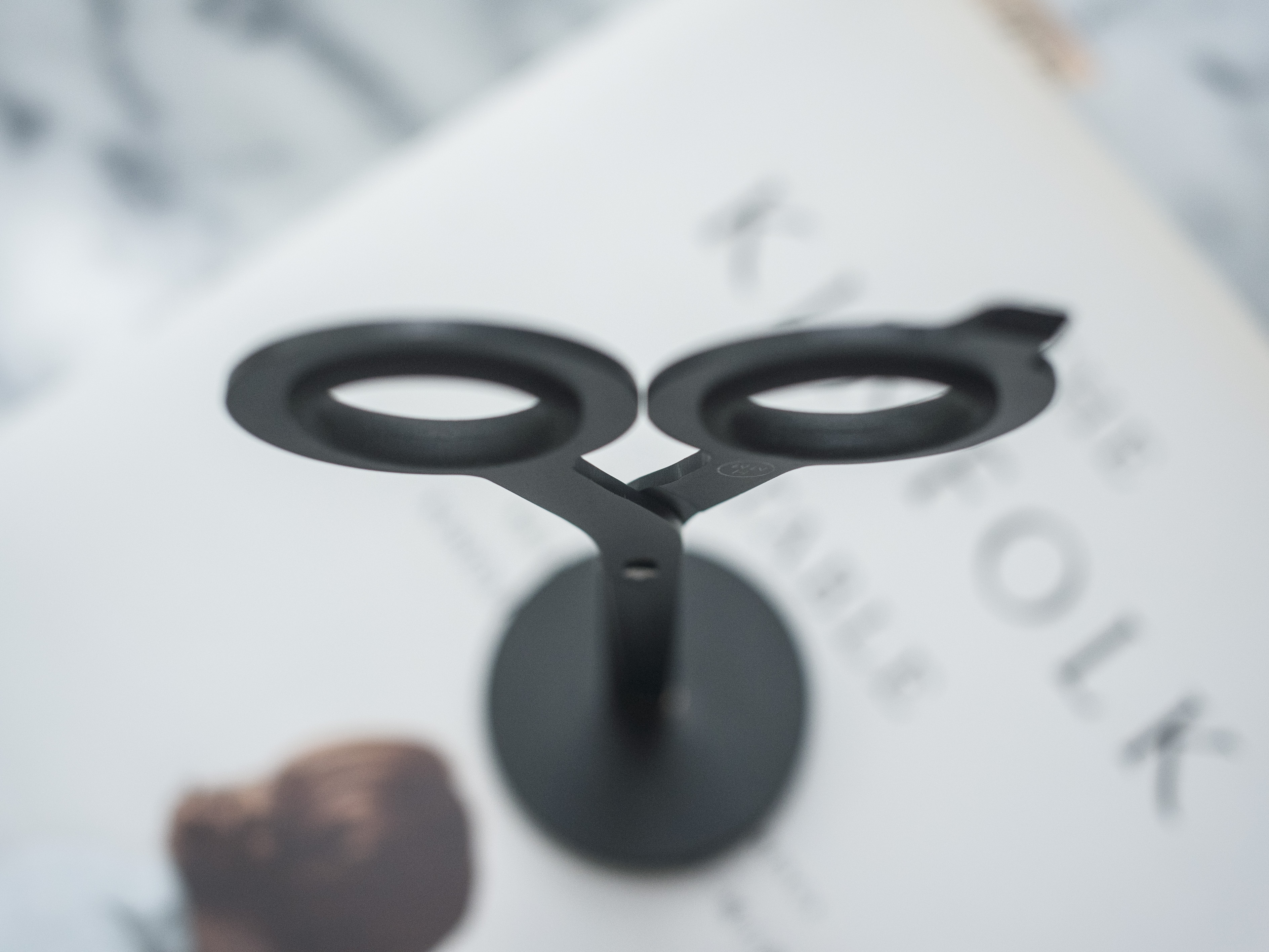 Настольные ножницы на магнитной подставке SCISSORS BLACK черные-5