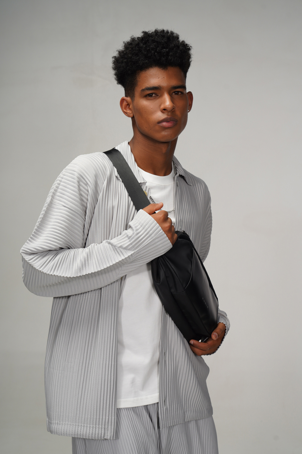 Наплечная сумка KORIN FlipSling 32х16х10 см, черная-14