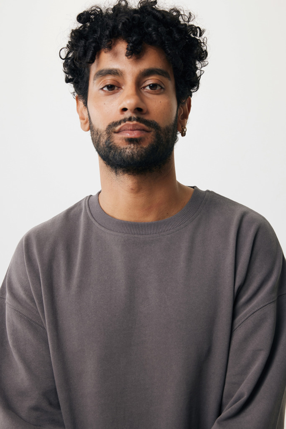 Свитшот Iqoniq Kruger из переработанного хлопка, свободный крой, унисекс, 340 г/м²-7