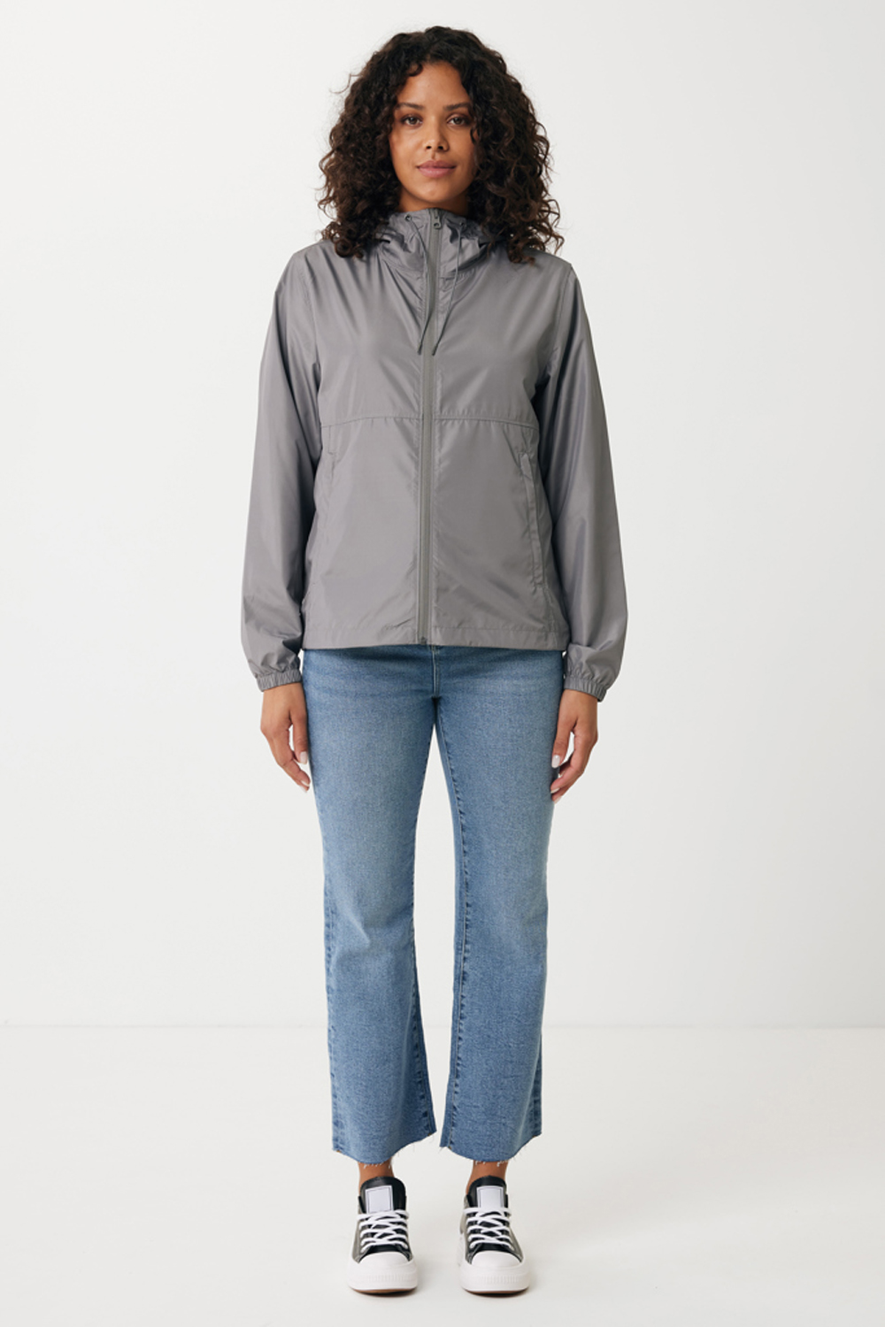 Ветровка Iqoniq Logan из переработанного полиэстера AWARE™, унисекс, 70 г/м²-10