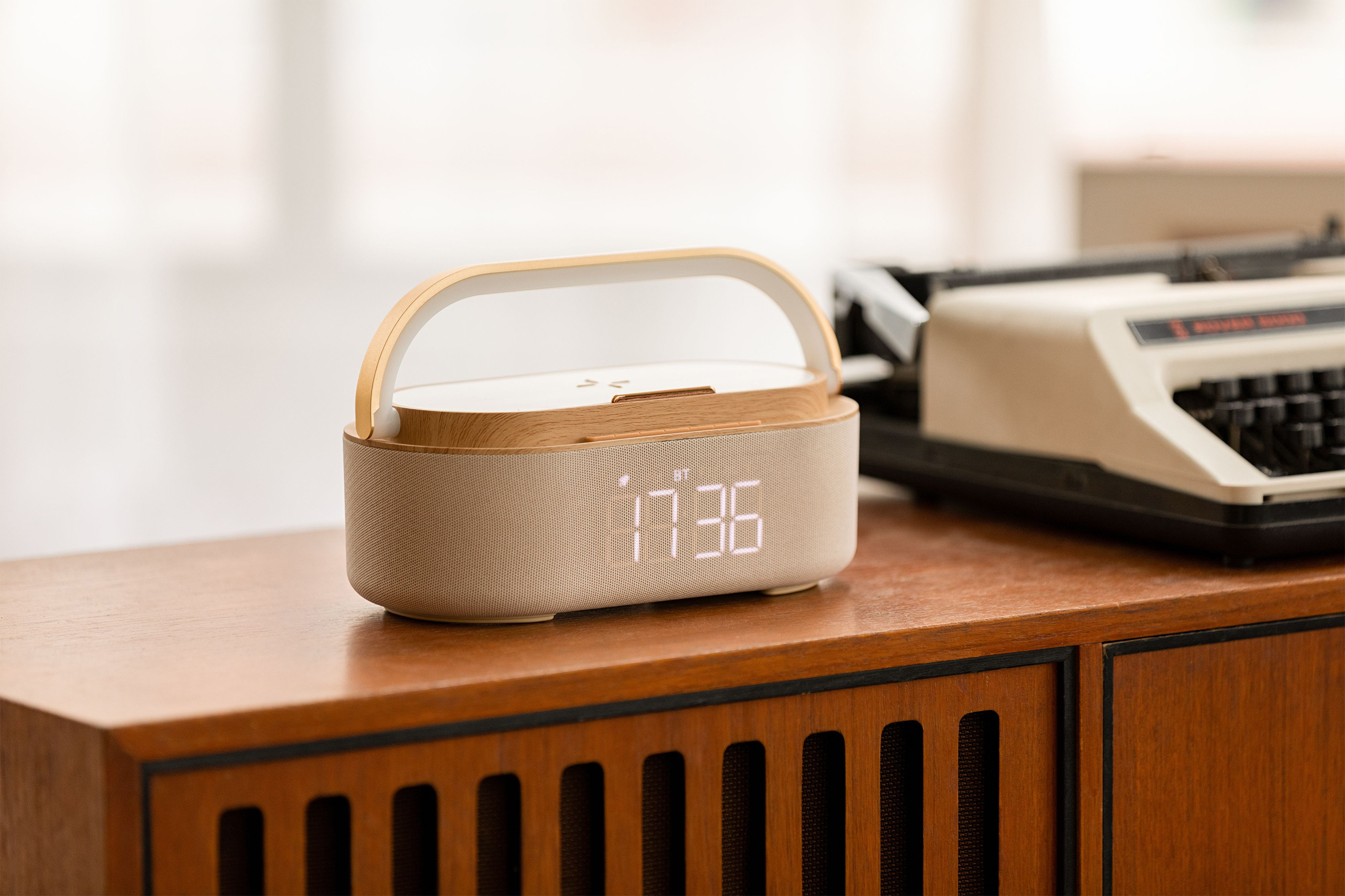 Bluetooth стерео-колонка "Smart Band" 10Вт (2х5Вт) с беспроводным (15W) ЗУ, лампой, часами, FM радио-0