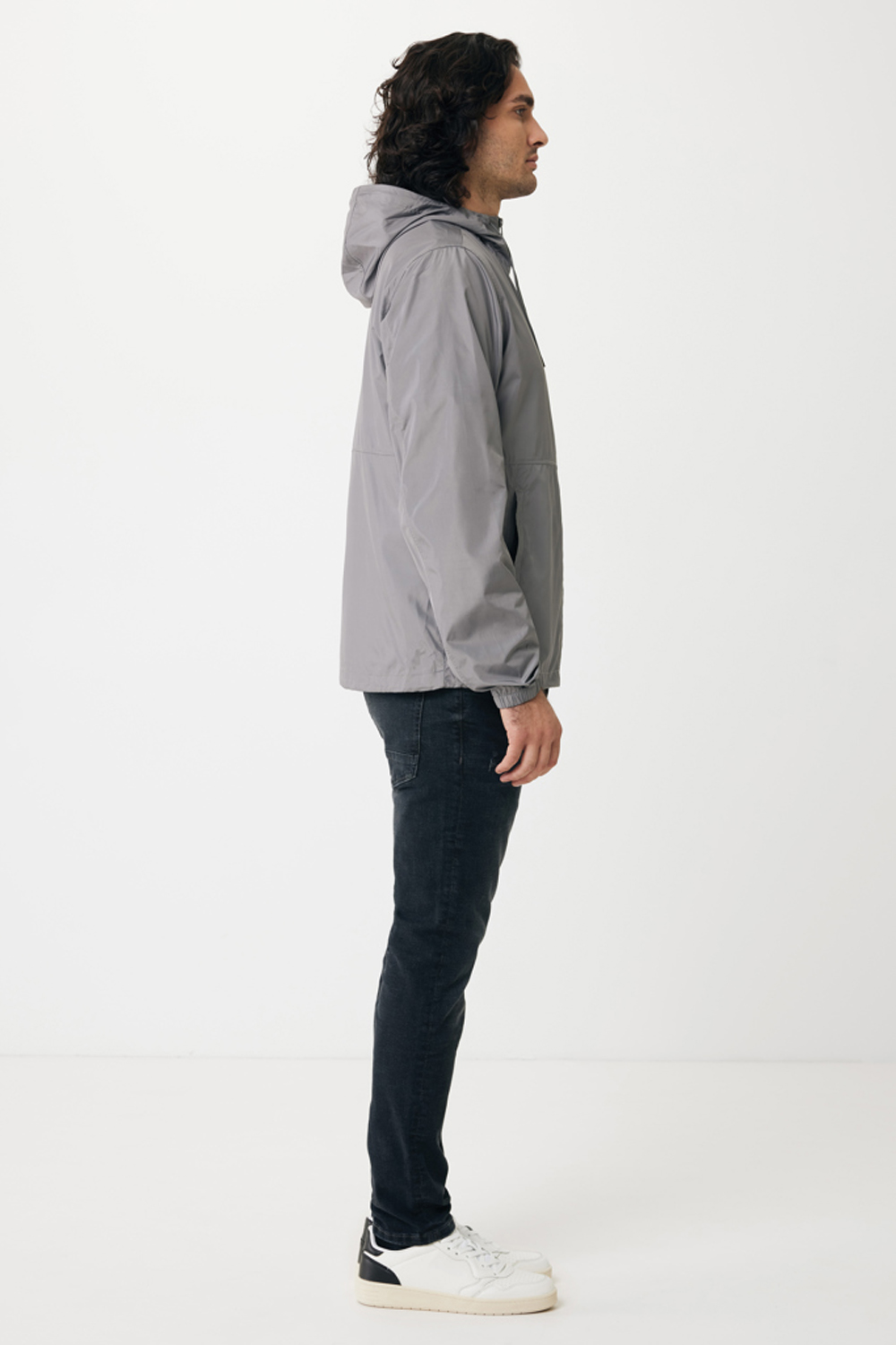 Ветровка Iqoniq Logan из переработанного полиэстера AWARE™, унисекс, 70 г/м²-8