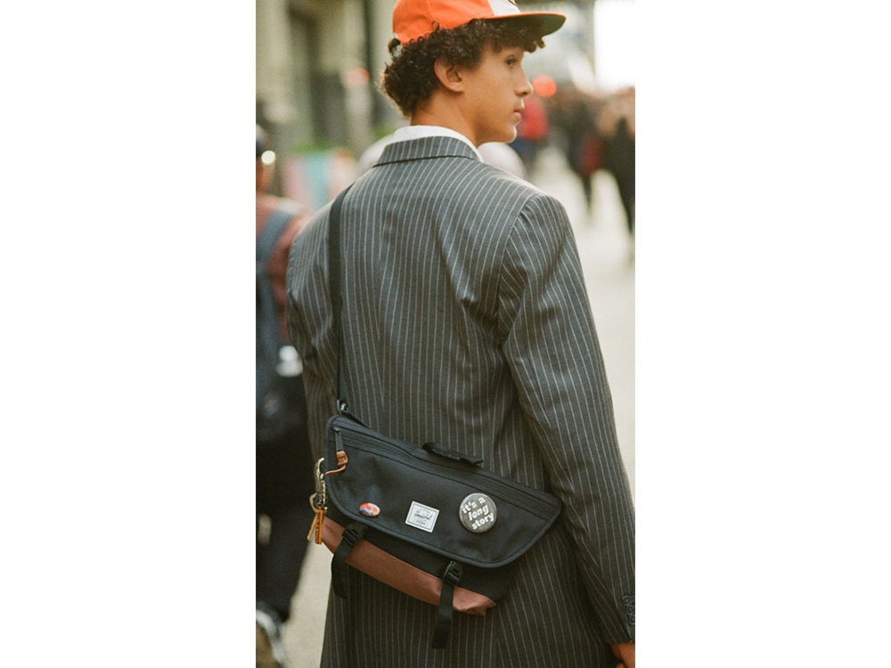 Сумка-мессенджер Herschel Cove из переработанного материала 22,5 л - сплошной черный-3