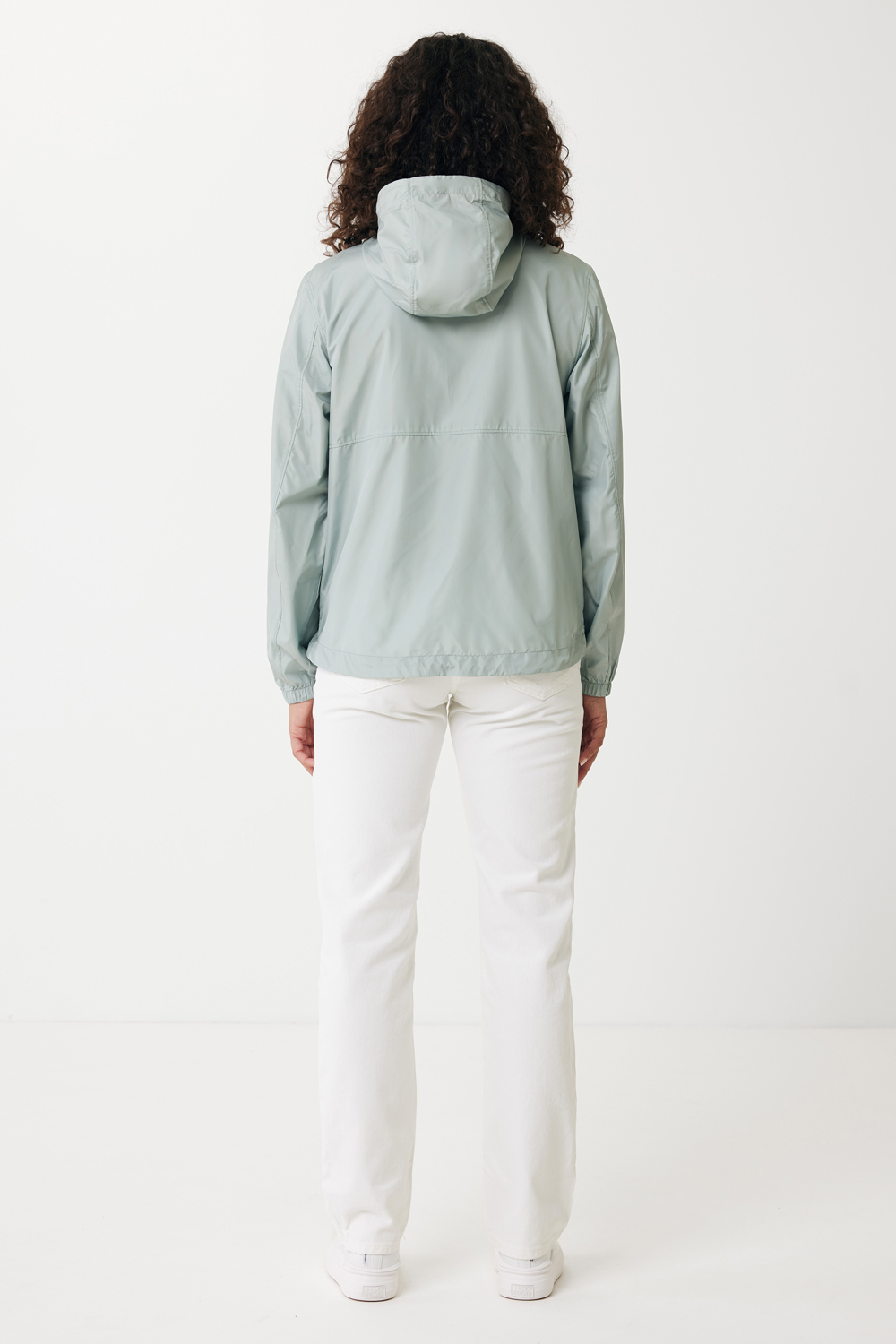 Ветровка Iqoniq Logan из переработанного полиэстера AWARE™, унисекс, 70 г/м²-10