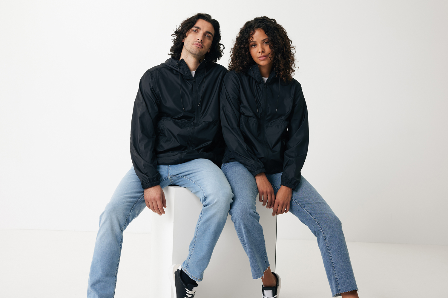 Ветровка Iqoniq Logan из переработанного полиэстера AWARE™, унисекс, 70 г/м²-5