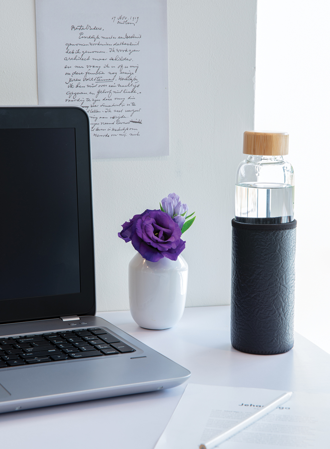 Стеклянная бутылка с чехлом-5