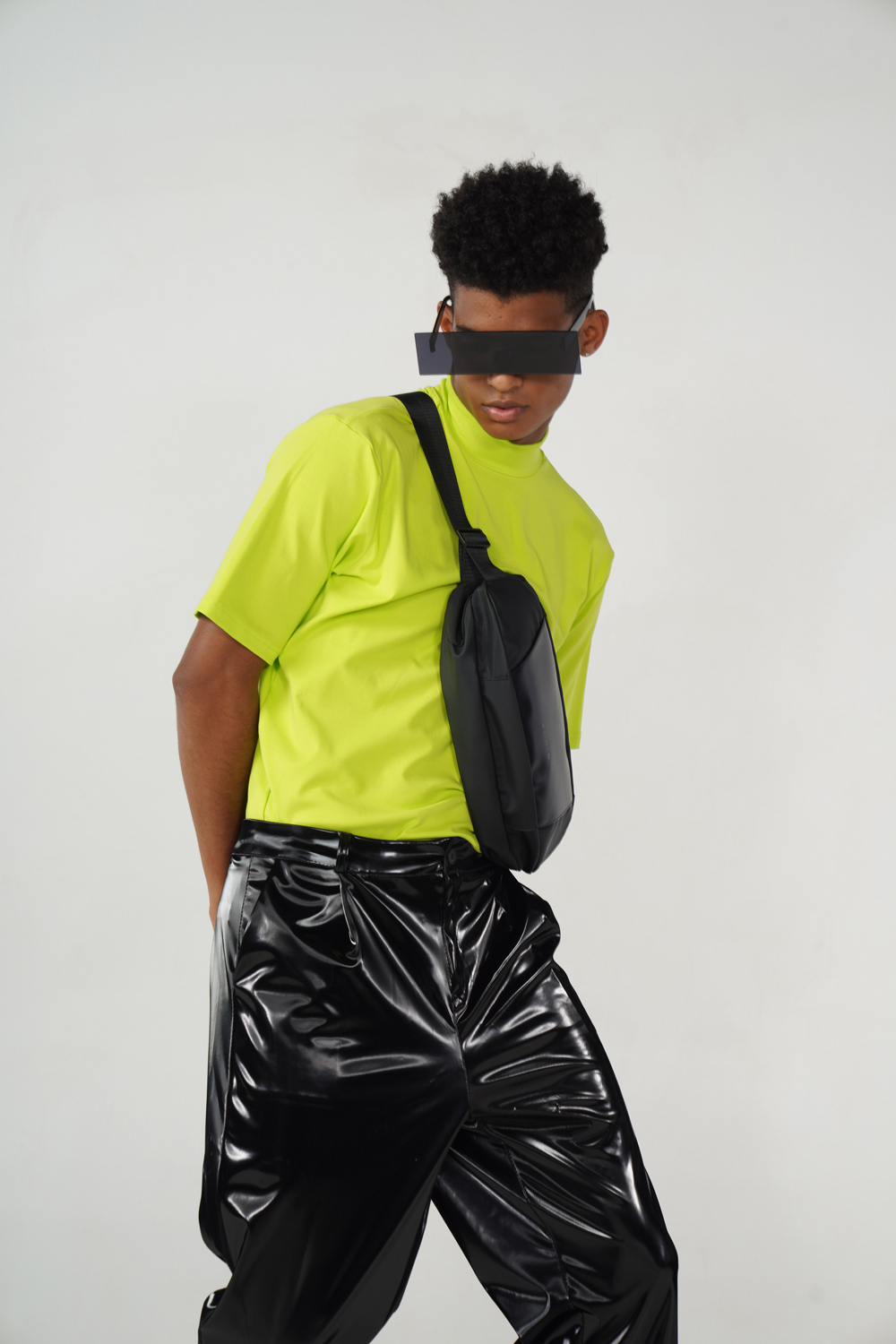 Наплечная сумка KORIN FlipSling 32х16х10 см, черная-12