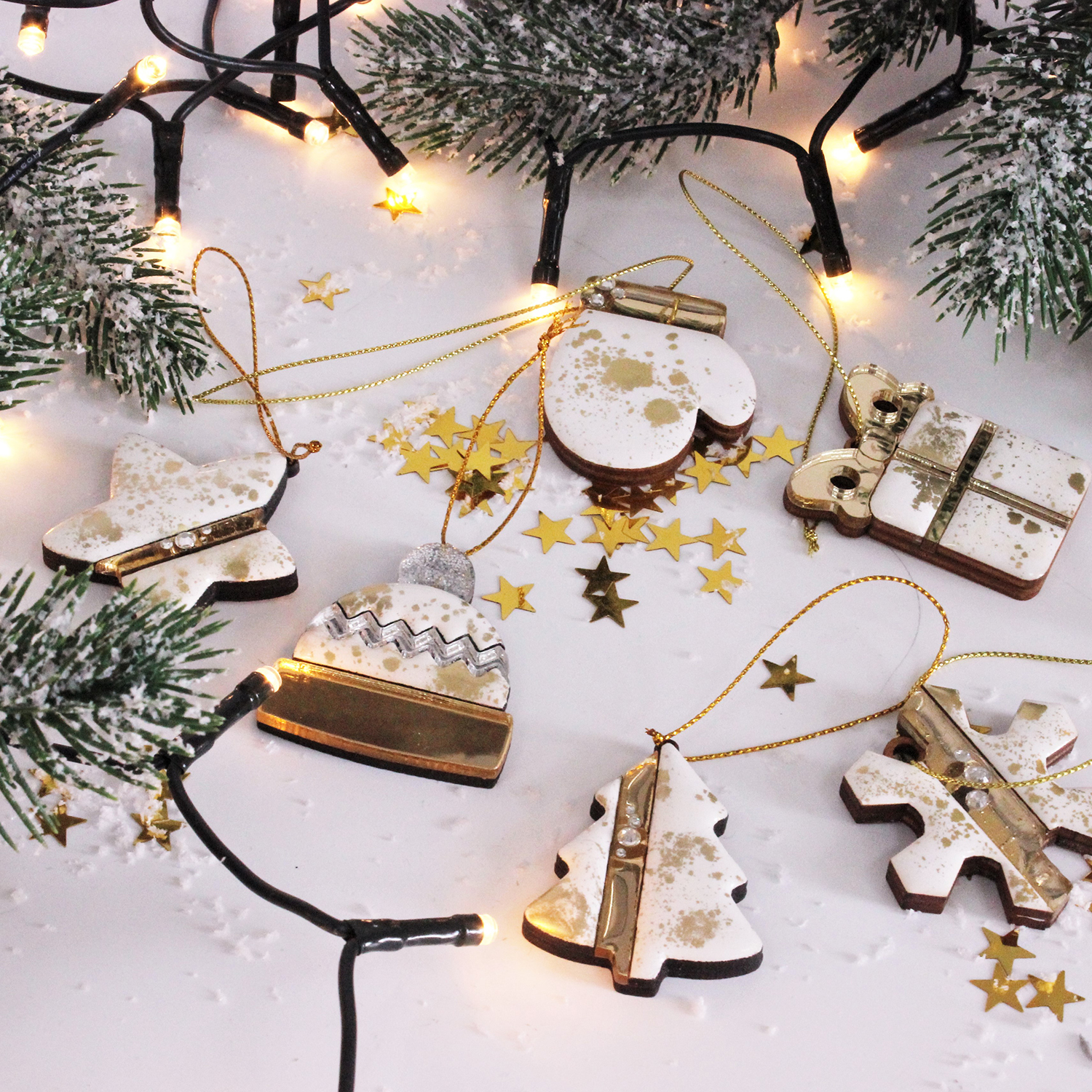 Ёлочная игрушка Варежка (белый с золотым )-5