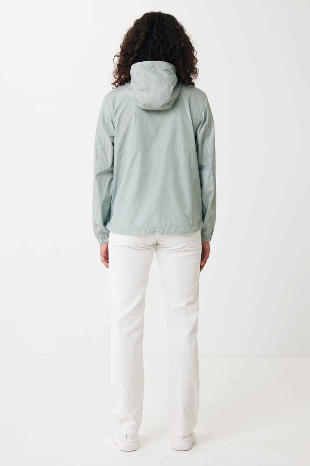 Ветровка Iqoniq Logan из переработанного полиэстера AWARE™, унисекс, 70 г/м²-10