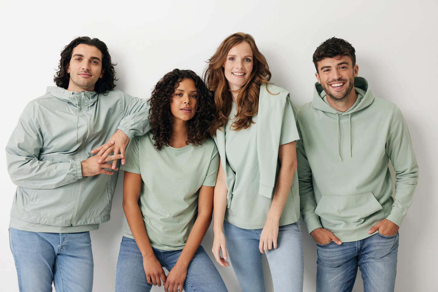 Ветровка Iqoniq Logan из переработанного полиэстера AWARE™, унисекс, 70 г/м²-24