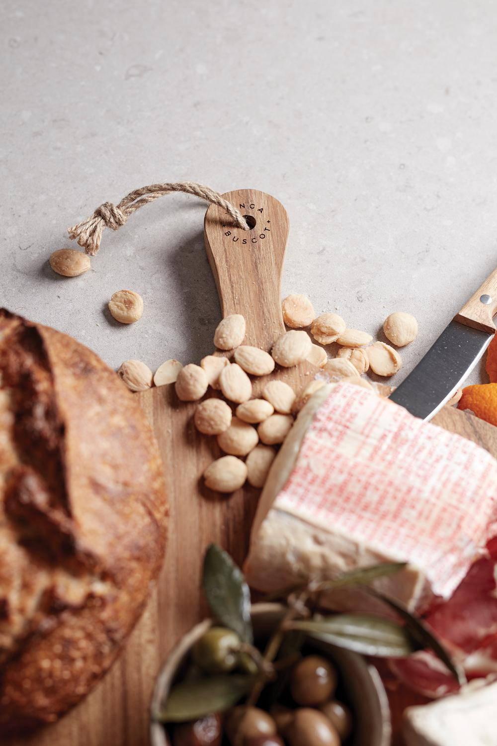 Круглая сервировочная доска VINGA Buscot-8