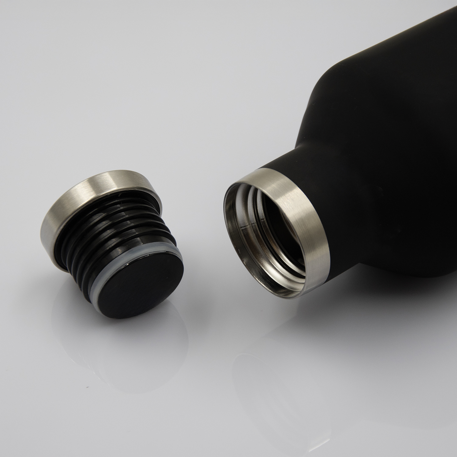 Термобутылка E-shape софт-тач (черный)-4