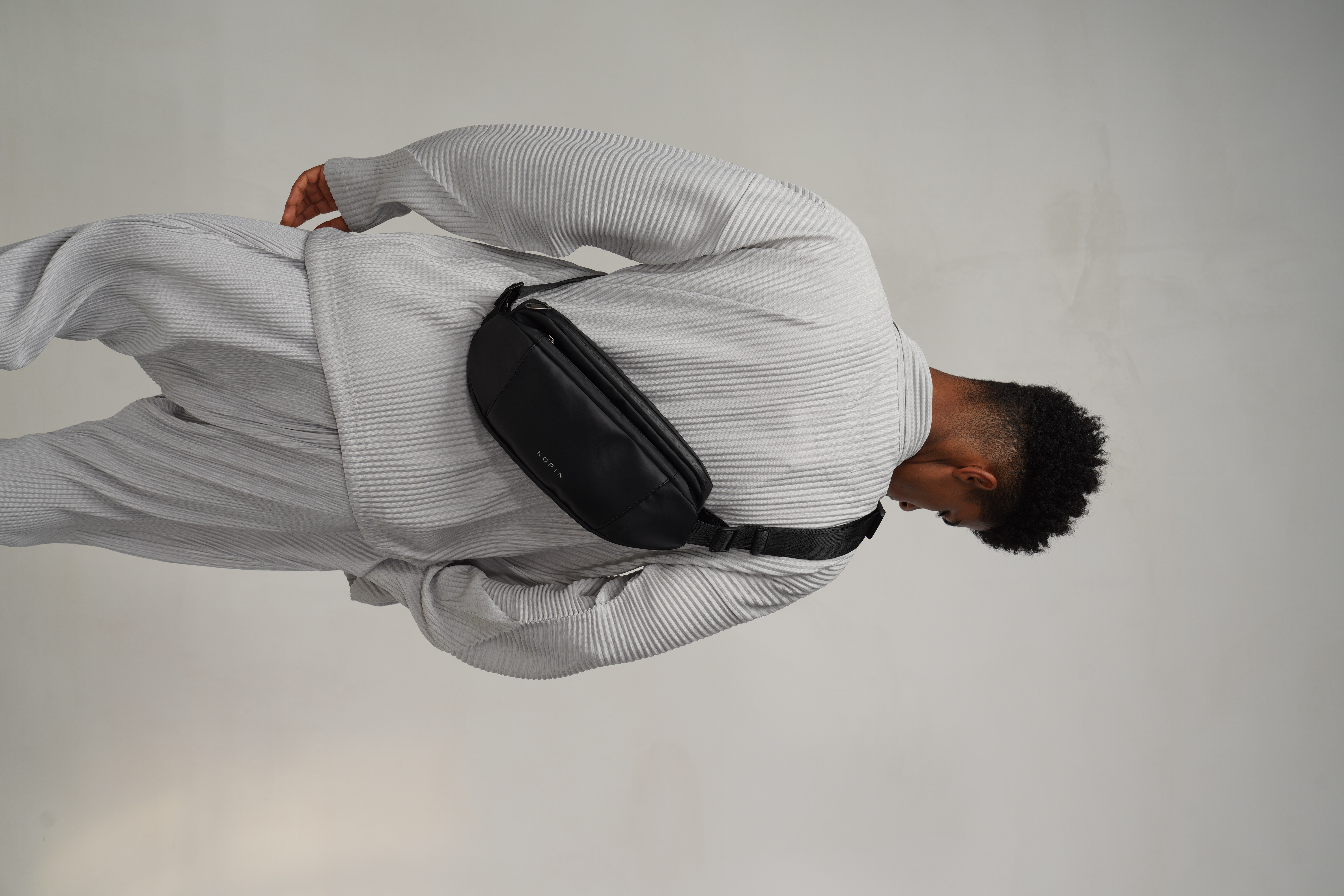 Наплечная сумка FlipSling 32х16х10 см, черная-15