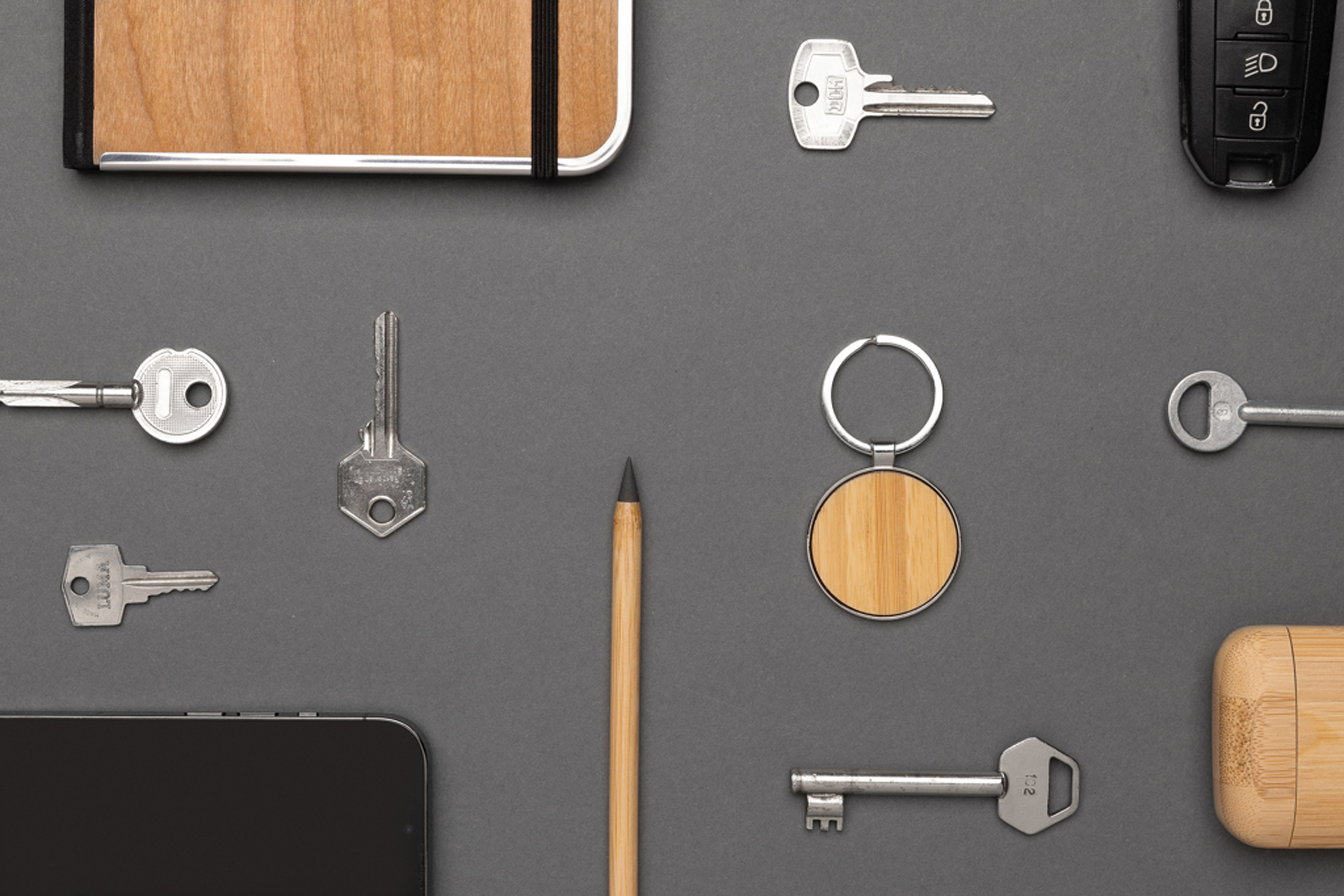 Брелок из переработанного цинка и бамбука с подвеской в виде круга RCS-6