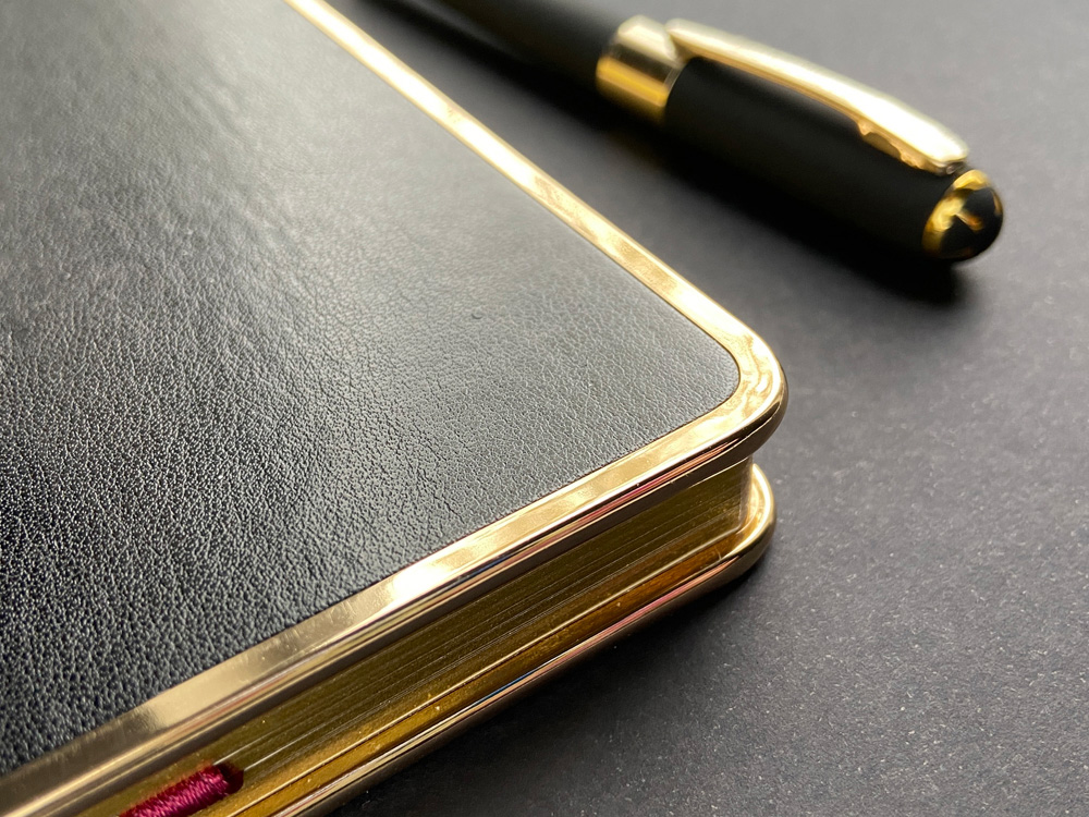 Ежедневник недатированный A5 Chelsea, черный (золотистый кант и срез)-7