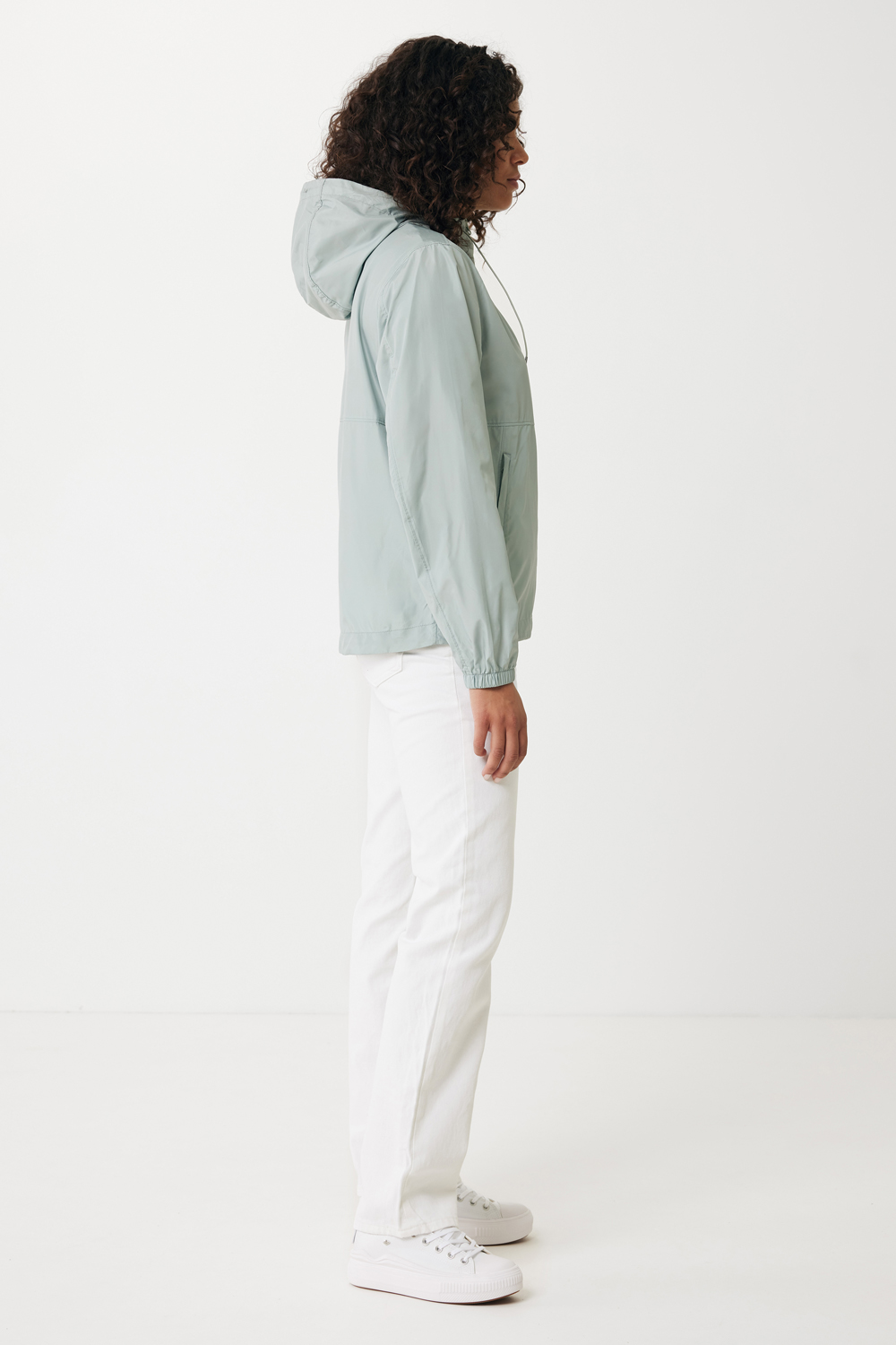 Ветровка Iqoniq Logan из переработанного полиэстера AWARE™, унисекс, 70 г/м²-11