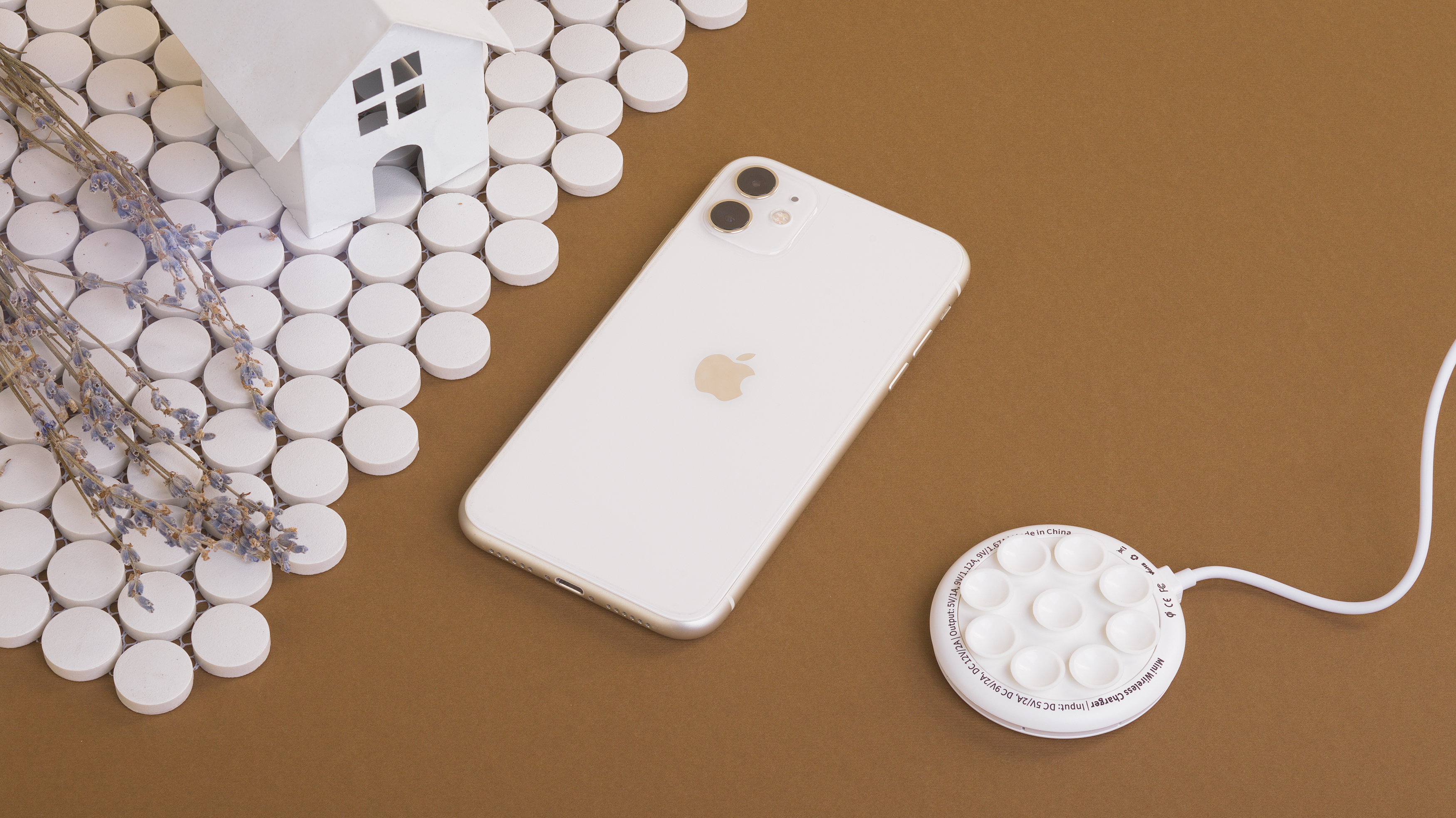 Беспроводное (15W) зарядное устройство "Sticker" с присосками-1