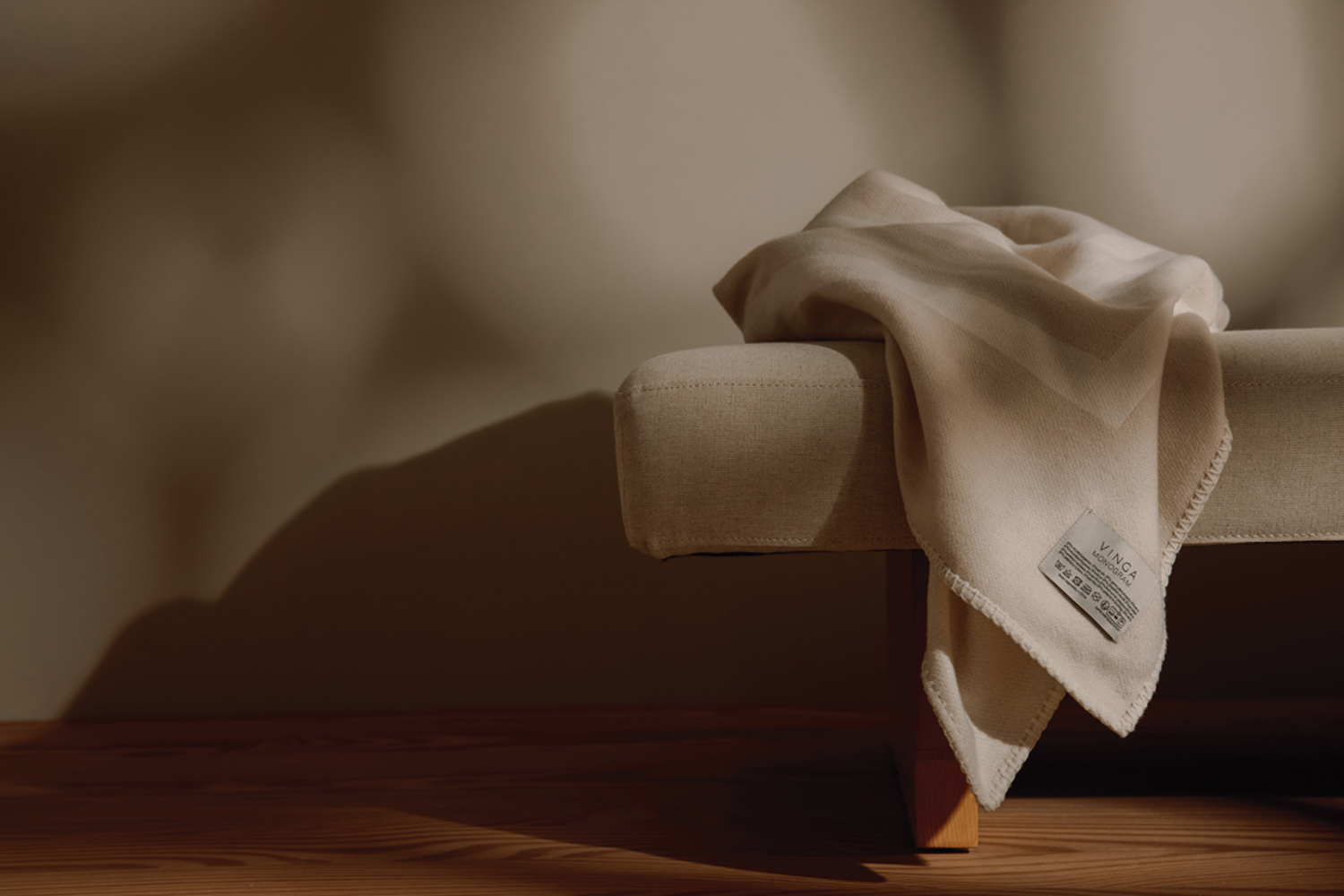 Плед VINGA Monogram из переработанного полиэстера GRS, 170x130 см-6