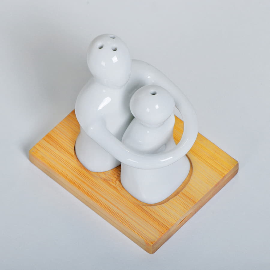 Солонка и перечница  "Объятия" в упаковке, 9х8х9,5см, фарфор, бамбук, коричневый, белый-3