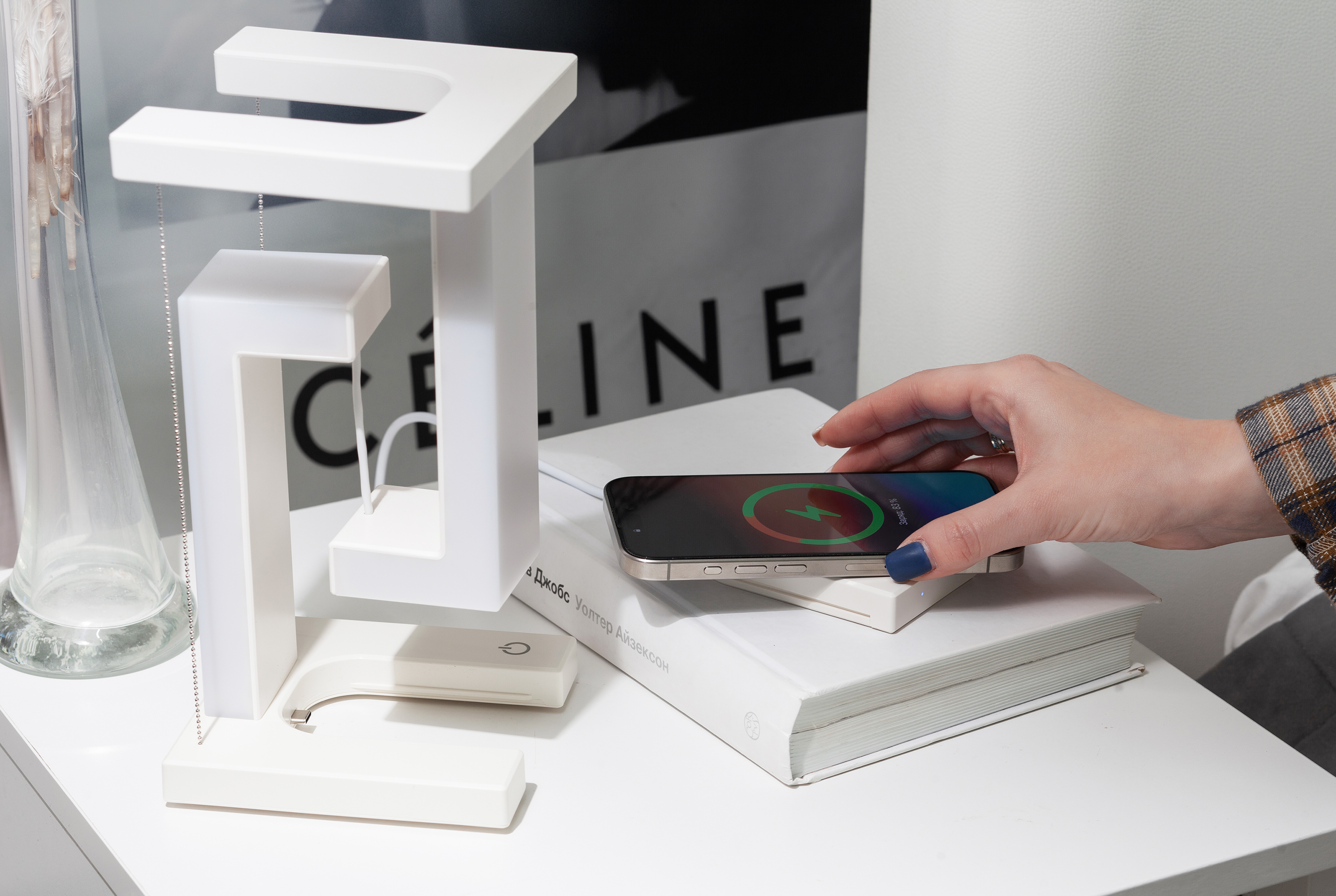 Левитирующая настольная лампа "Twin" с функцией беспроводной зарядки-6