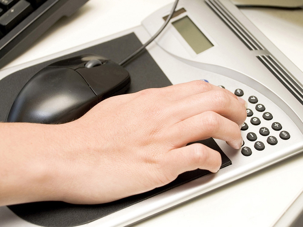 Коврик для компьютерной мыши с калькулятором и подставкой под мини-диски и визитки-1