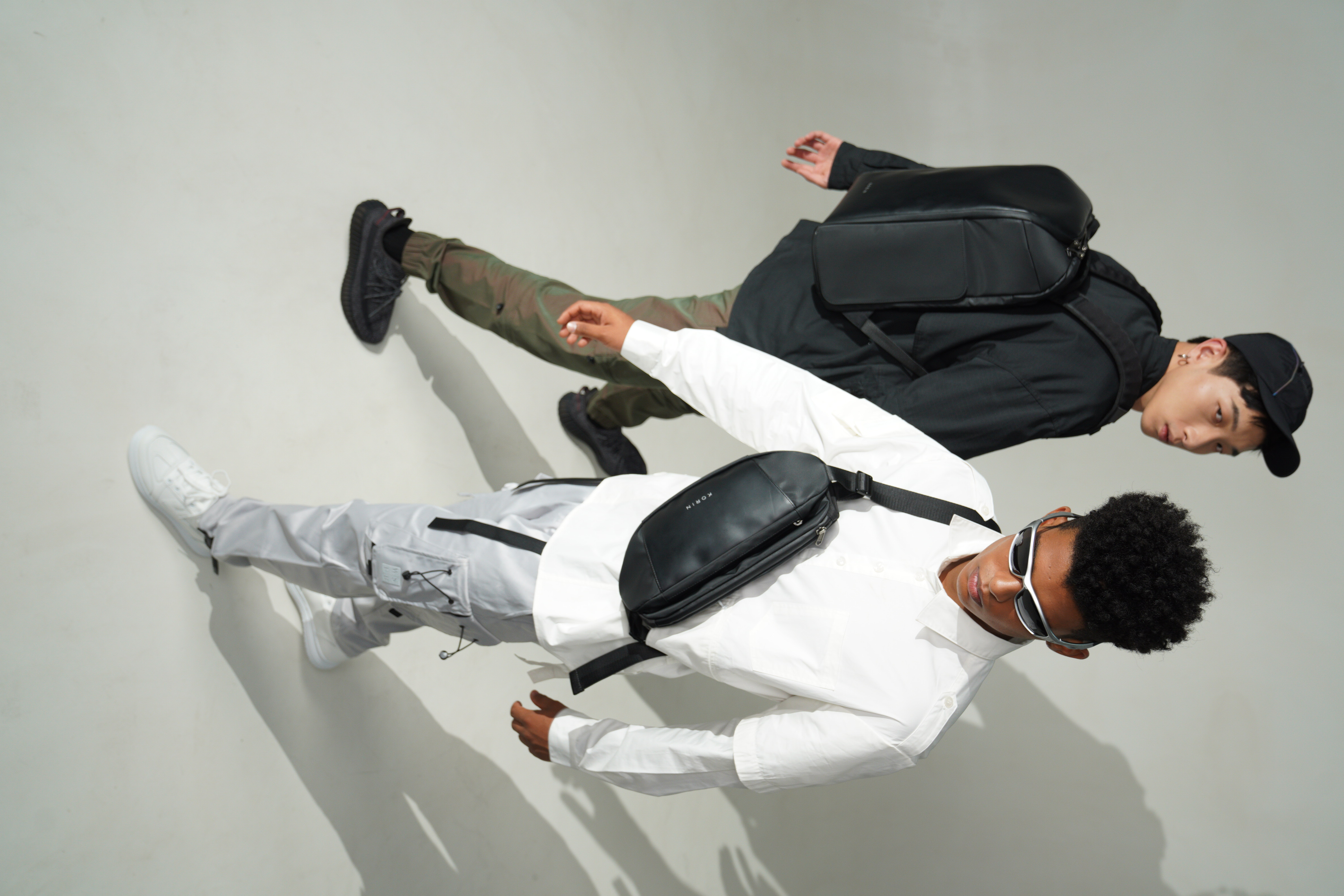 Наплечная сумка FlipSling 32х16х10 см, черная-17