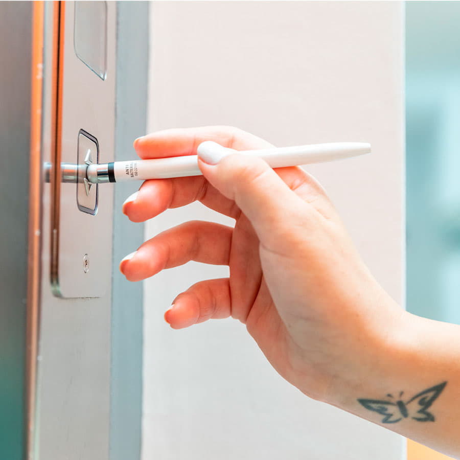 Шариковая ручка со стилусом VERNE, белый,  антибактериальный пластик, белый-7