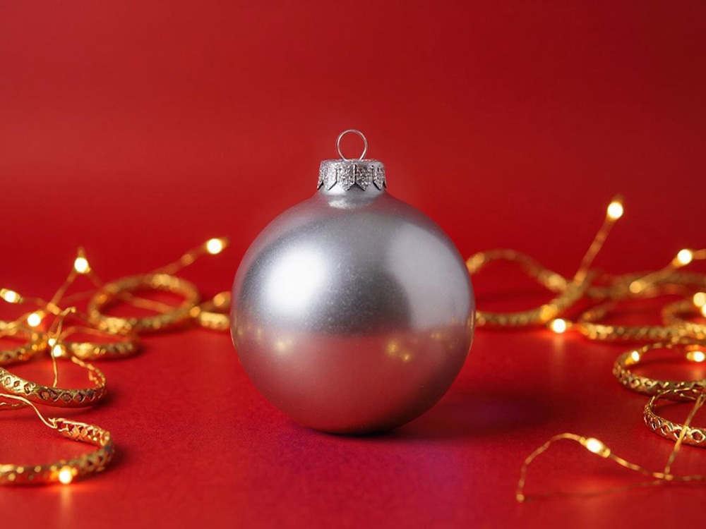 Стеклянный елочный шар Christmas bauble, серебро, металлик, с серебристым колпачком в черной коробке-3