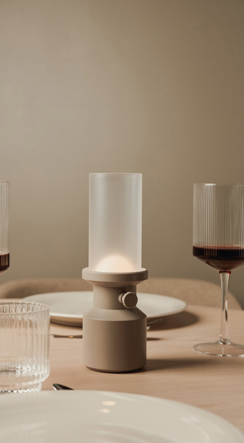 Настольная лампа VINGA Niori из переработанного пластика RCS-4