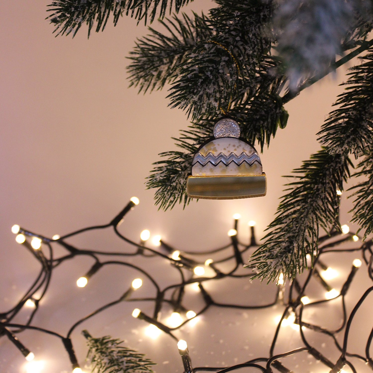 Ёлочная игрушка Шапочка (белый с золотым )-4