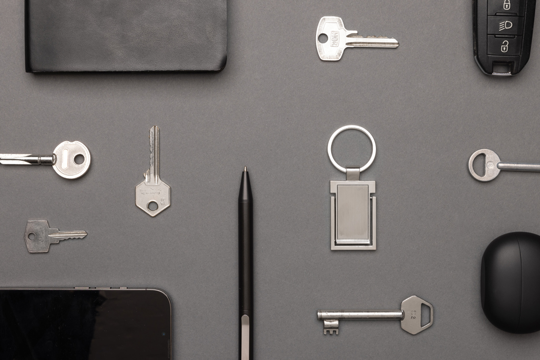 Брелок с мини-подставкой для телефона из переработанного цинка RCS-7