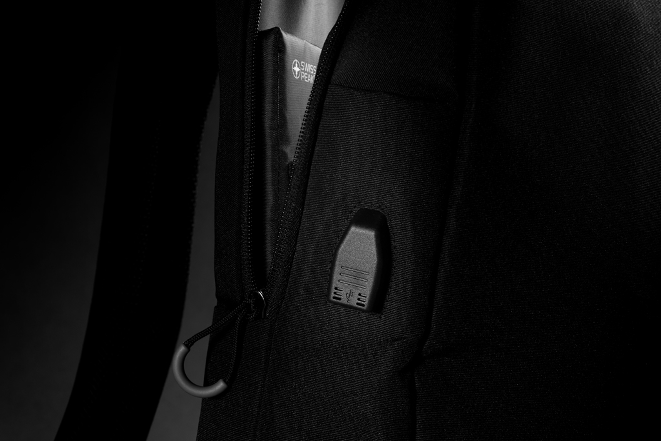 Рюкзак Swiss Peak с RFID-защитой и USB-A из rPET AWARE™, 15,6’’-11