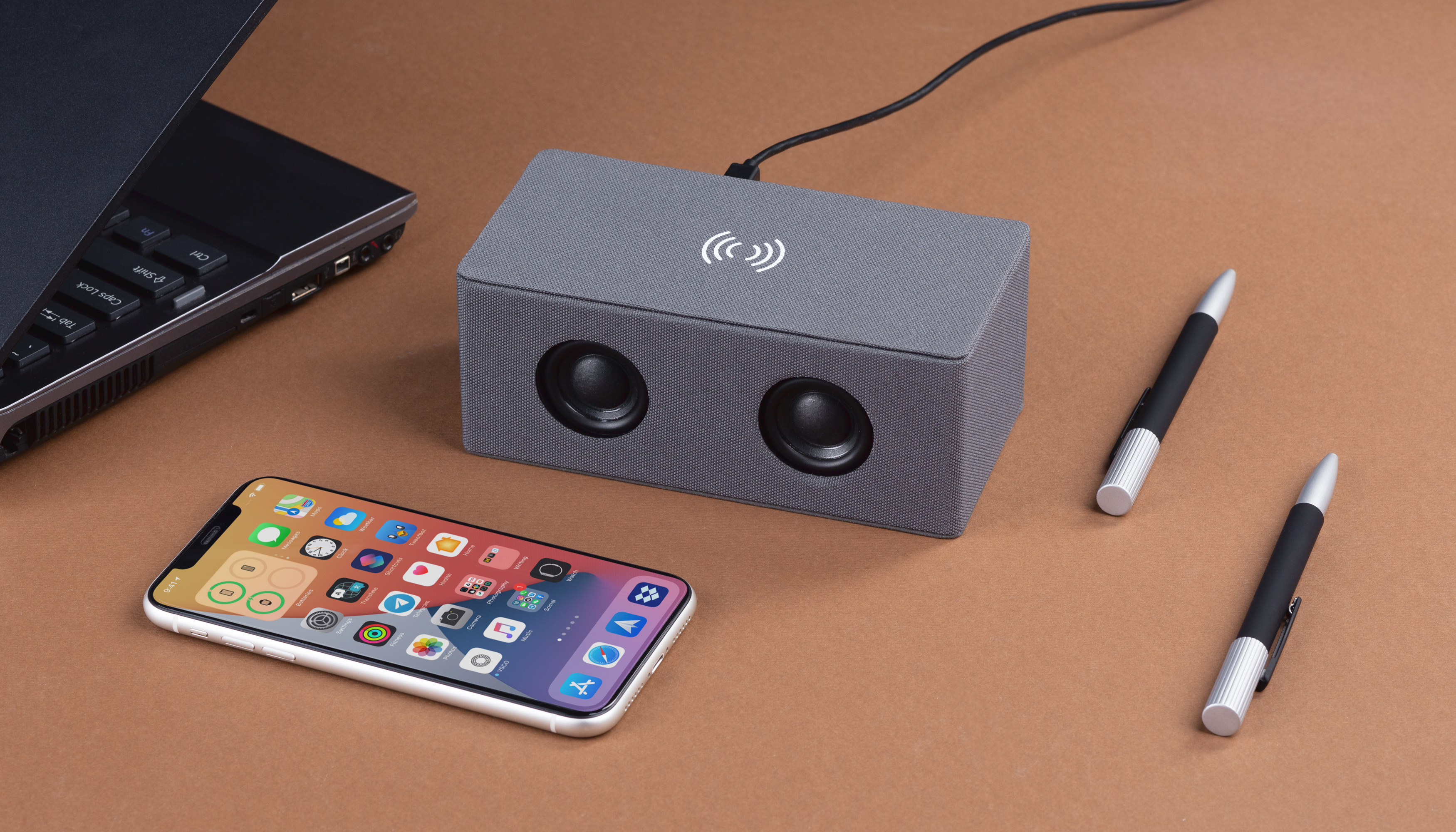 Bluetooth колонка "Cool Gray" с двумя динамиками (2х3Вт) и беспроводным зарядным устройством, переработанный пластик (RPET)-1